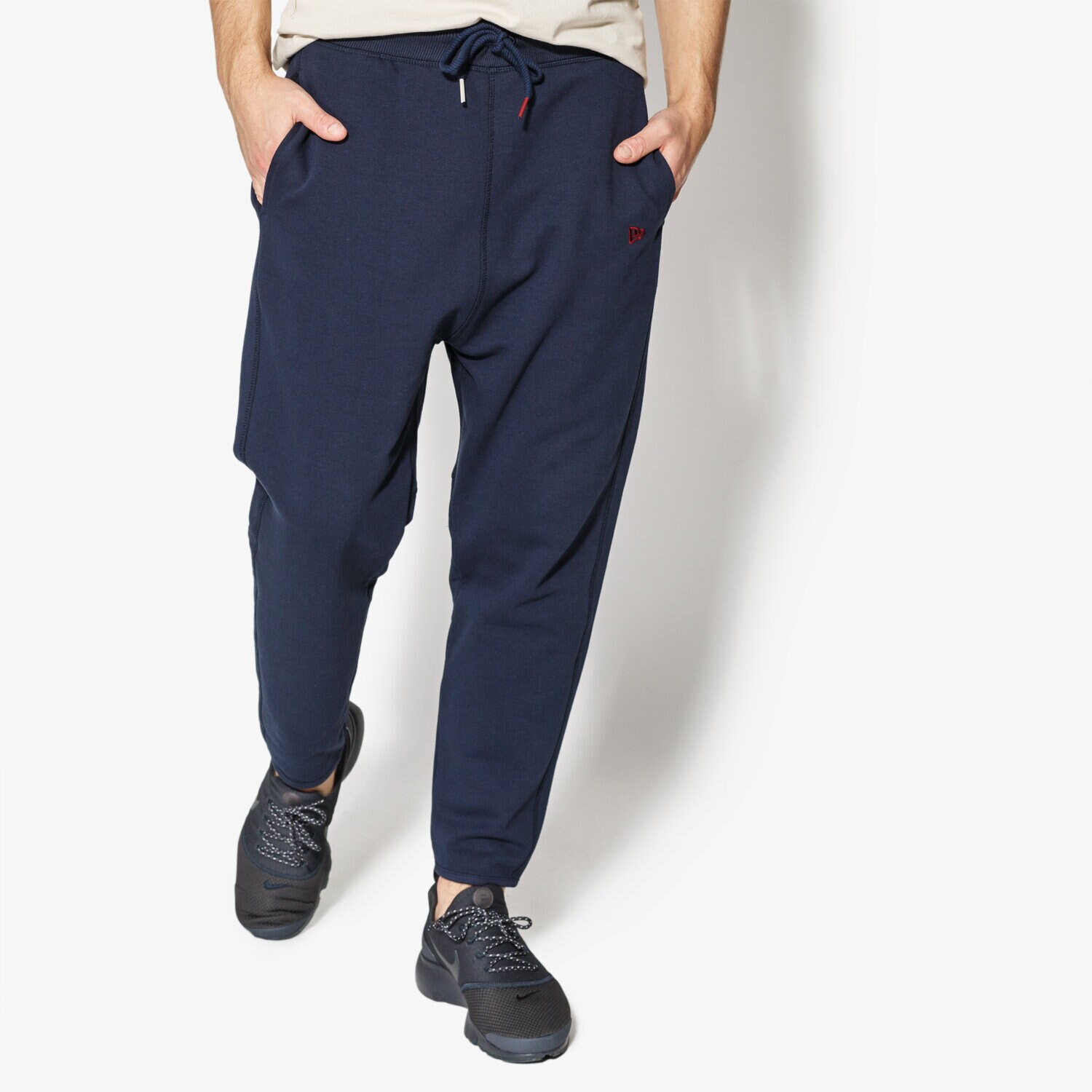 Bărbați pantaloni NEW ERA PANTALONI  WORLD HOOD JOGGER NEW ERA NIGHT SHIFT NAV 11517691 Bleumarin