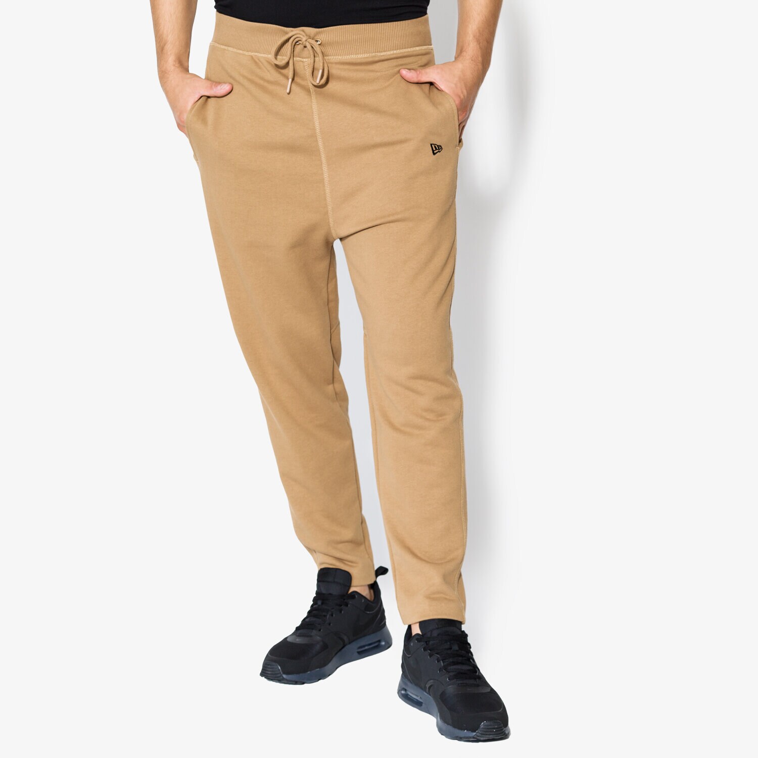 Bărbați pantaloni NEW ERA PANTALONI  ORIGINATORS TRK PANT NE KHK 11459476 Bej