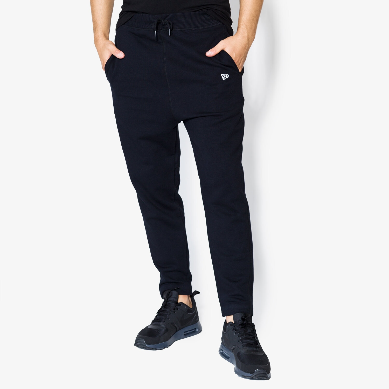 Bărbați pantaloni NEW ERA PANTALONI  ORIGINATORS TRK PANT NE BLK 11459477 Negru
