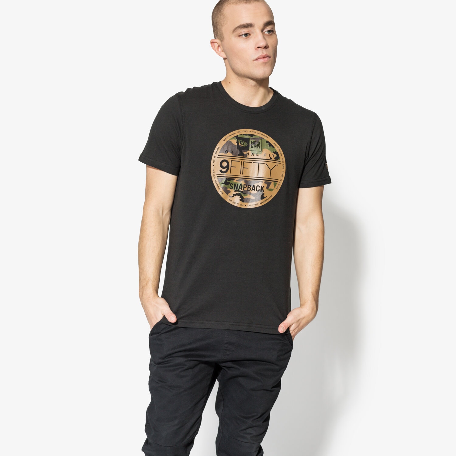 Bărbați tricou NEW ERA TRICOU SS CAMO VISOR STICKER TEE NE BLK 11585991 Negru
