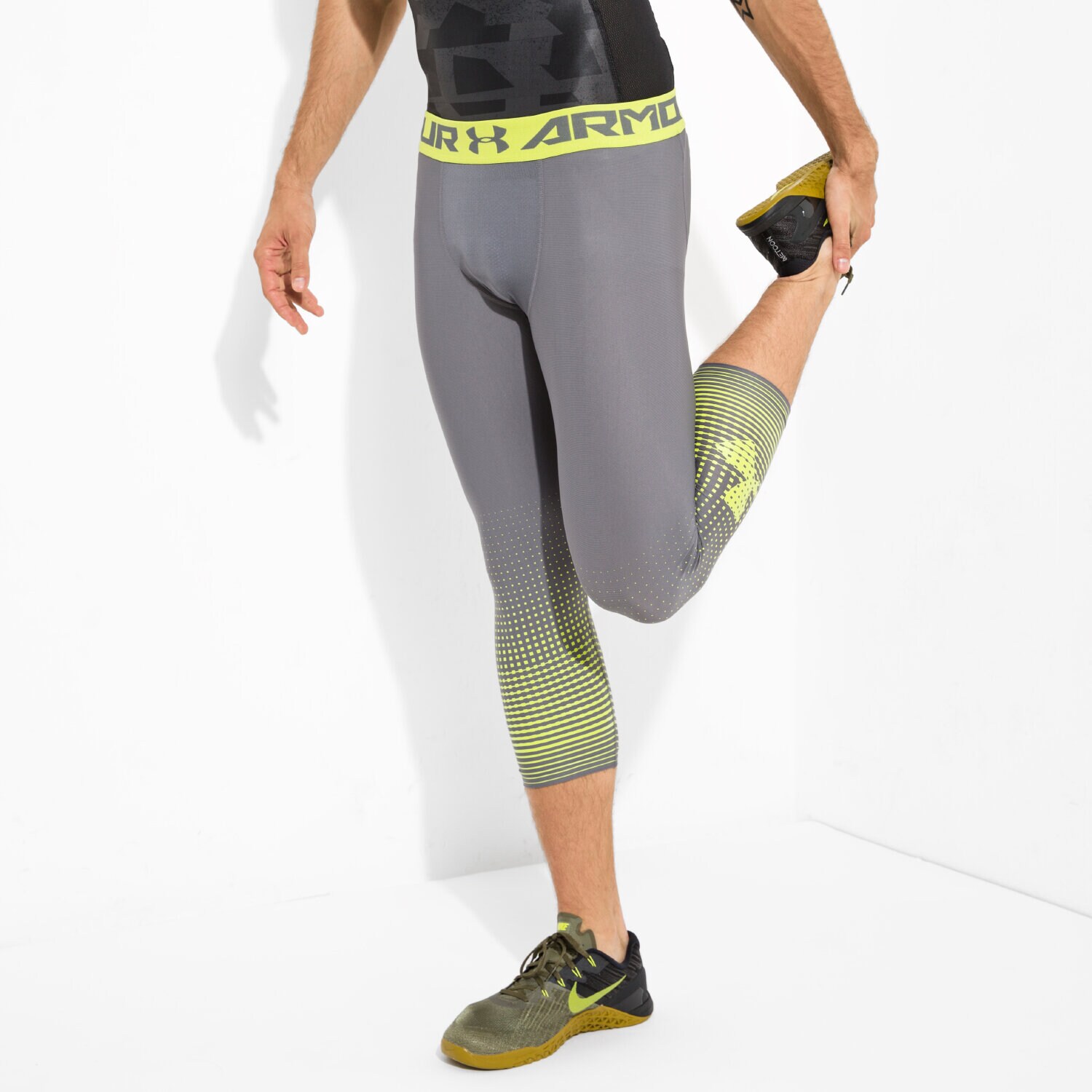 Bărbați pantaloni UNDER ARMOUR COLANȚI HG ARMOUR COMP GRAPHIC 3/4 1298232-041 Gri