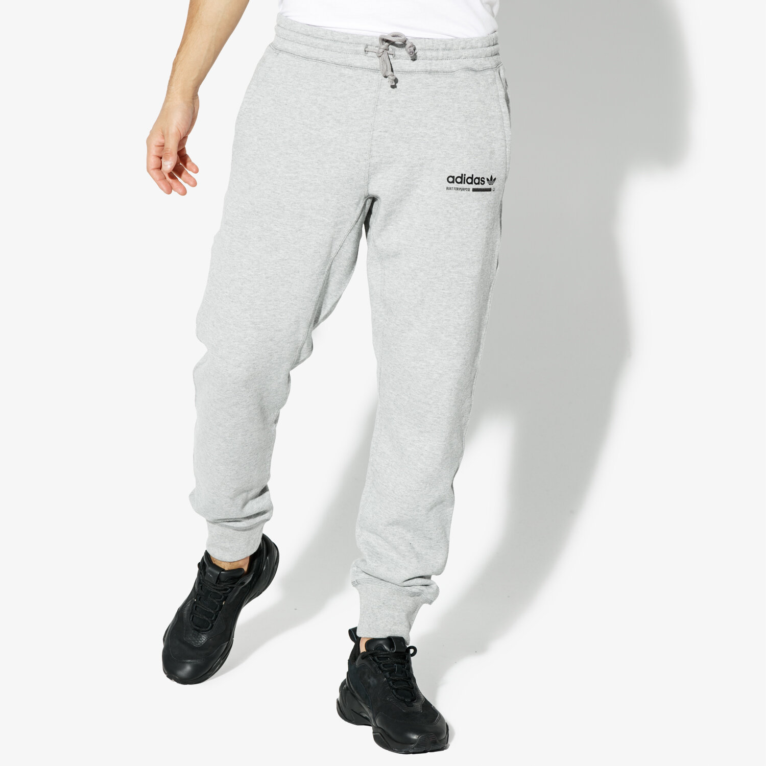 Bărbați pantaloni ADIDAS PANTALONI  KAVAL SWEATPANT ORIGINALS CORE DH4980 Gri