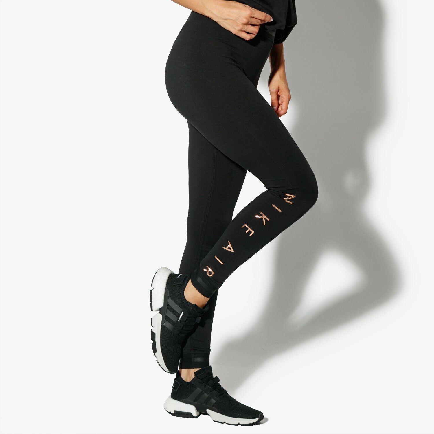 Femei pantaloni NIKE COLANȚI W NSW LGGNG AIR 930577-010 Negru