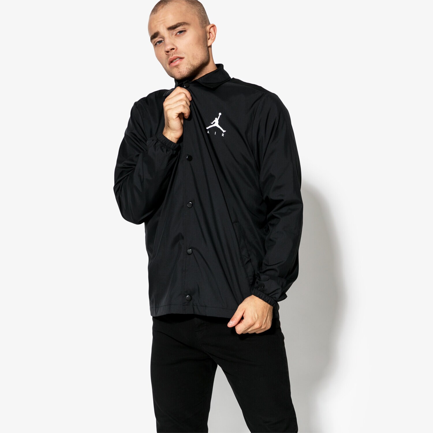 Bărbați eacă de iarnă JORDAN JACHETĂ JUMPMAN COACHES JKT 939966-010 Negru