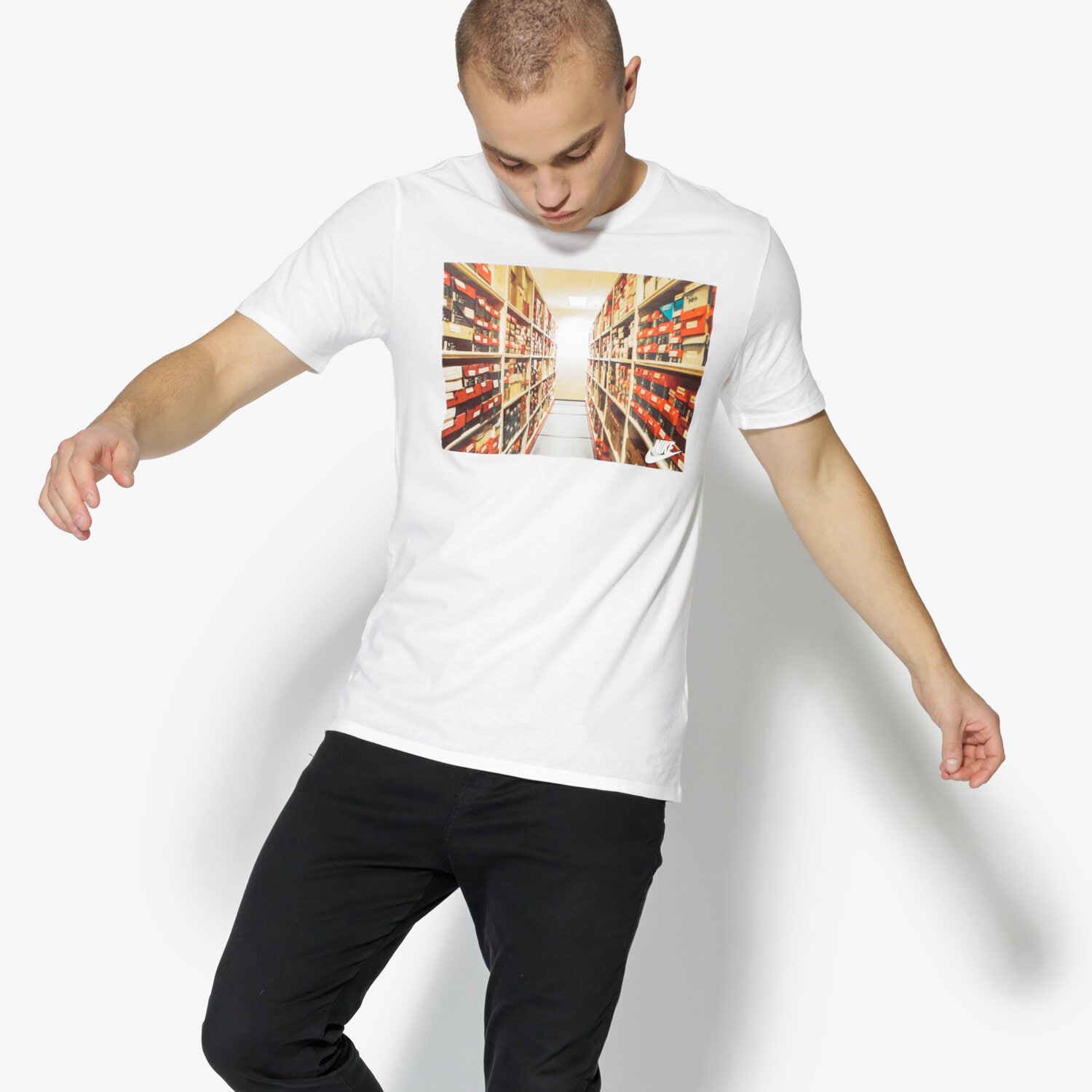 Bărbați tricou NIKE TRICOU SS M NSW TEE PHOTO RED 892167-100 Alb