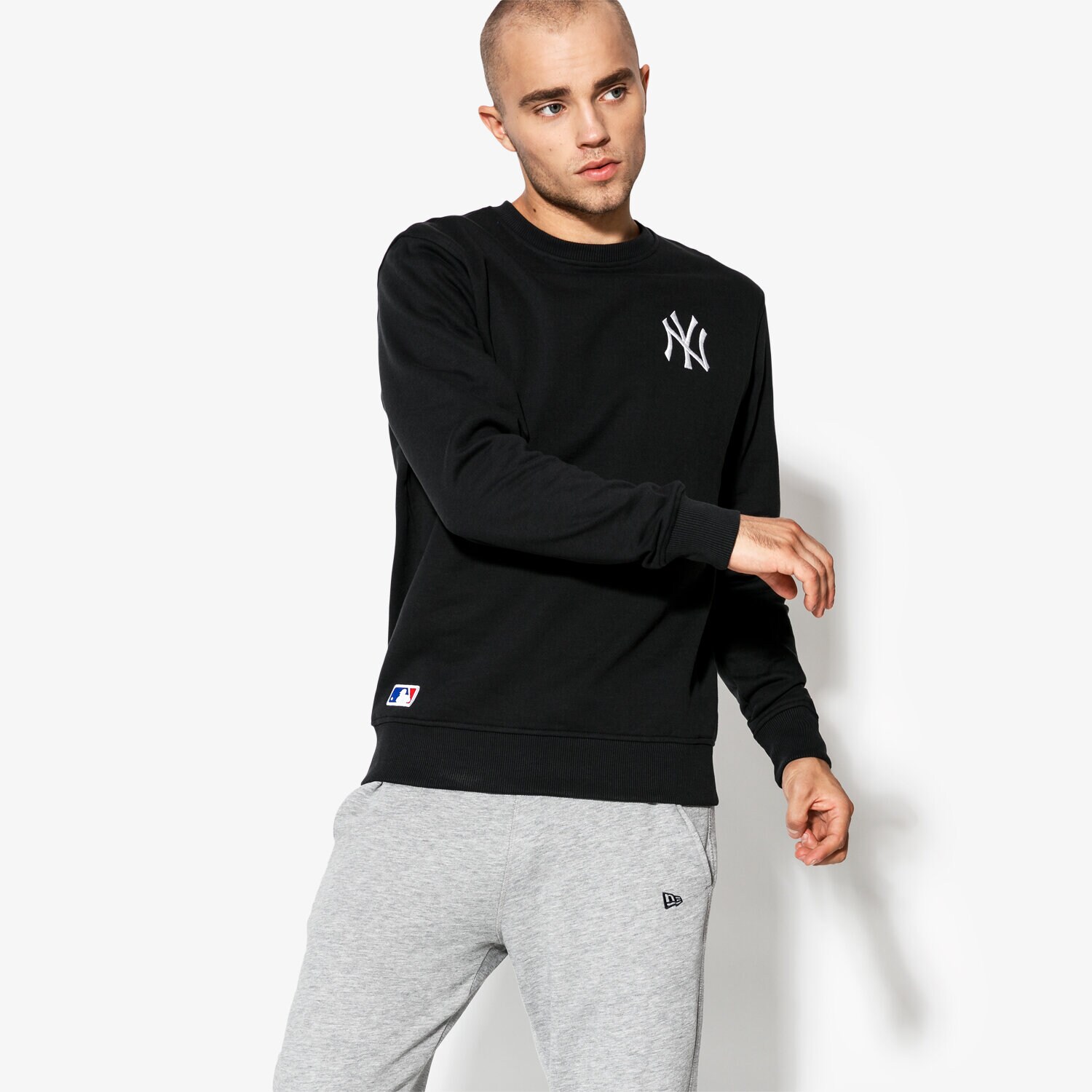 Bărbați bluză NEW ERA BLUZĂ MLB ESSENTIAL CREW NEYYAN BLK NEW YORK YANKEES 11604140 Negru