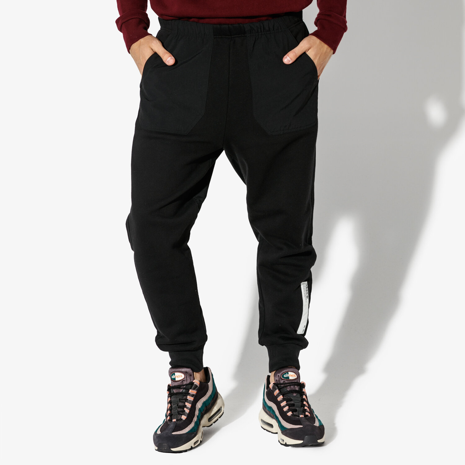 Bărbați pantaloni ADIDAS PANTALONI  NMD SWEAT DN4286 Negru