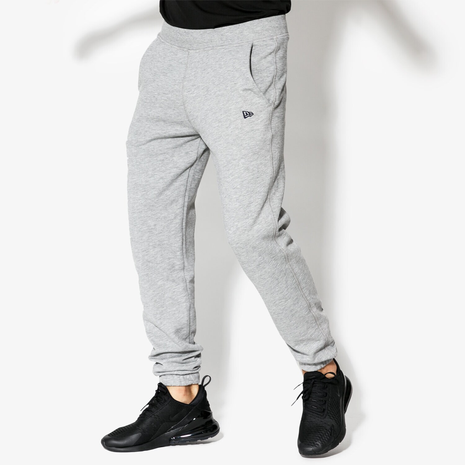 Bărbați pantaloni NEW ERA PANTALONI  NE BUSTIERĂNDED JOGGER NE LGH NONE 11604088 Gri