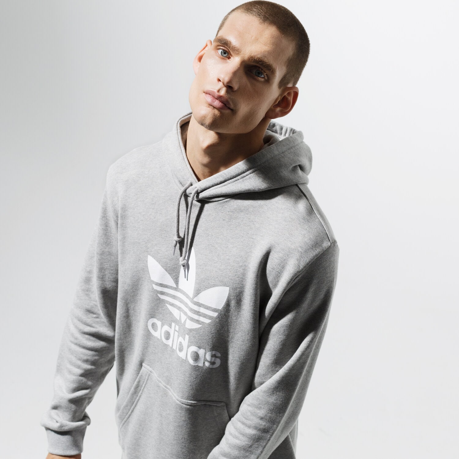 Bărbați bluză ADIDAS BLUZĂ CU GLUGĂ TREFOIL HOODIE ADICOLOR DT7963 Gri