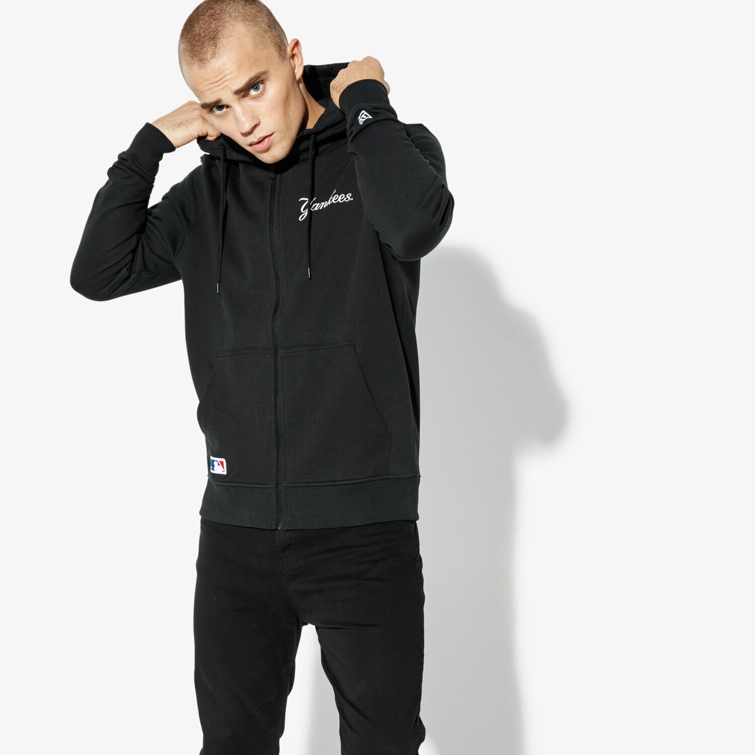 Bărbați bluză NEW ERA BLUZĂ TEAM SCRIPT FZ HOODY NEYYAN BLK NEW YORK YANKE 11603998 Negru