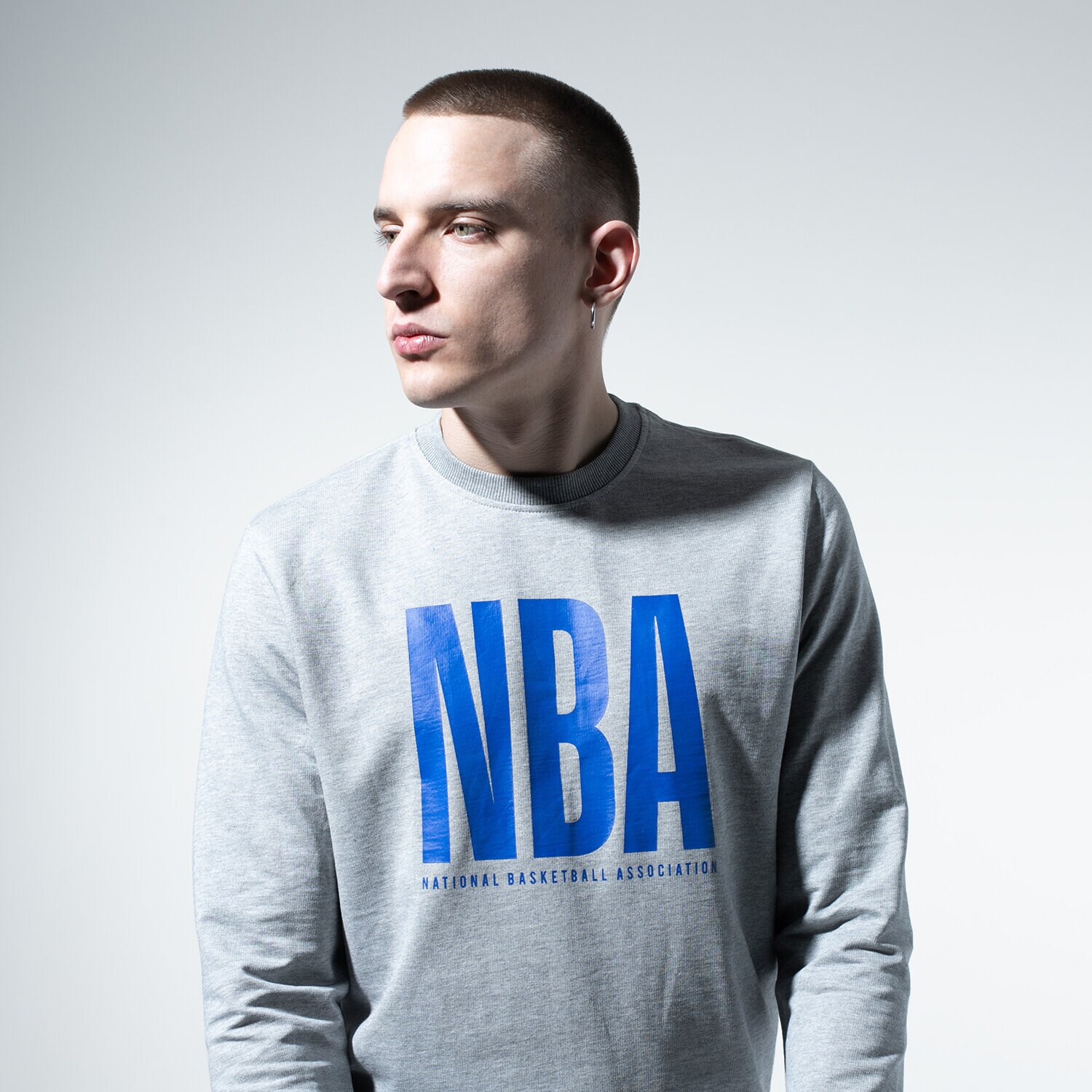 Bărbați bluză NEW ERA BLUZĂ NBA LEAGUE CREW LOGO NBA LOGO 11860114 Gri