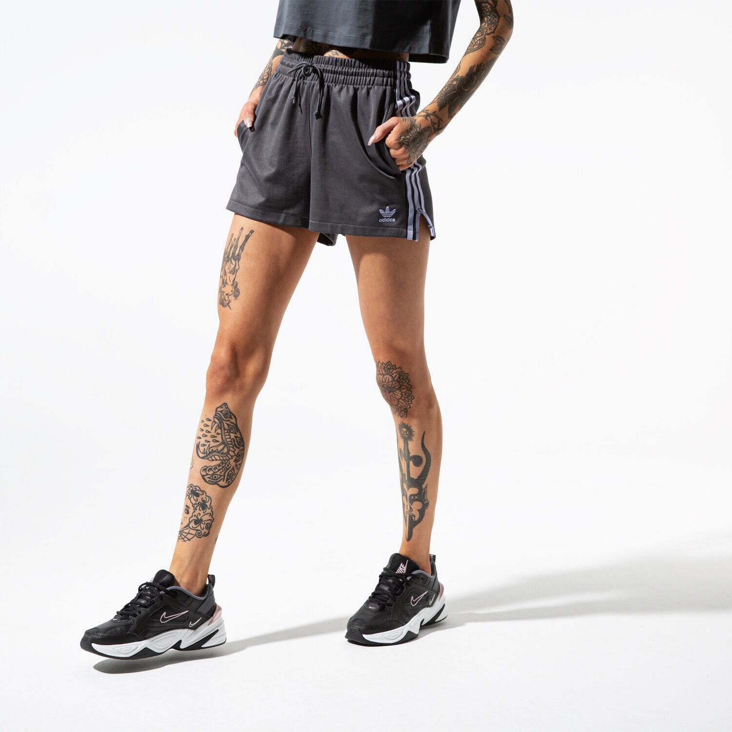 Femei pantaloni scurți ADIDAS PANTALONI SCURȚI TREFOIL SHORTS DX4251 Negru