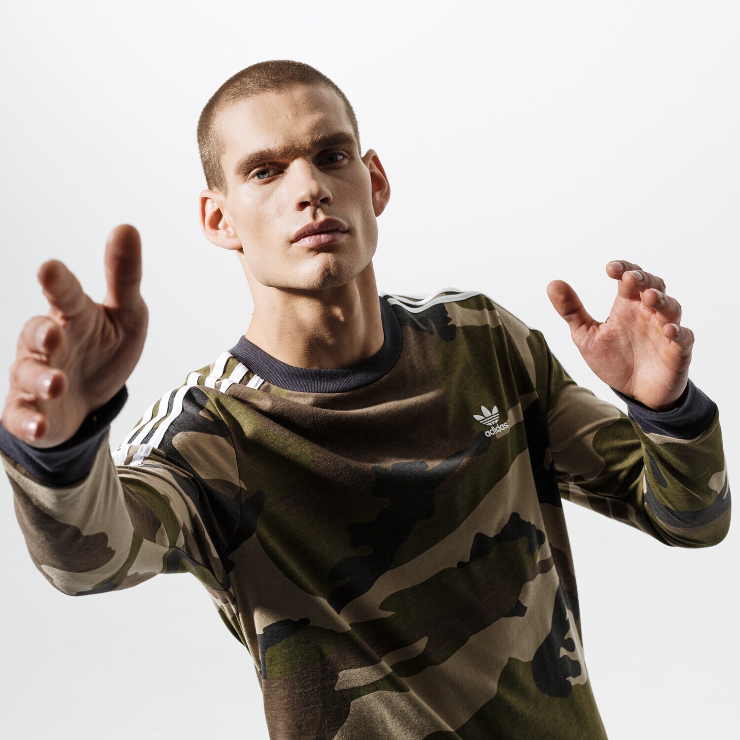 Bărbați bluză ADIDAS BLUZĂ CAMO LS TEE DV2055 Maro