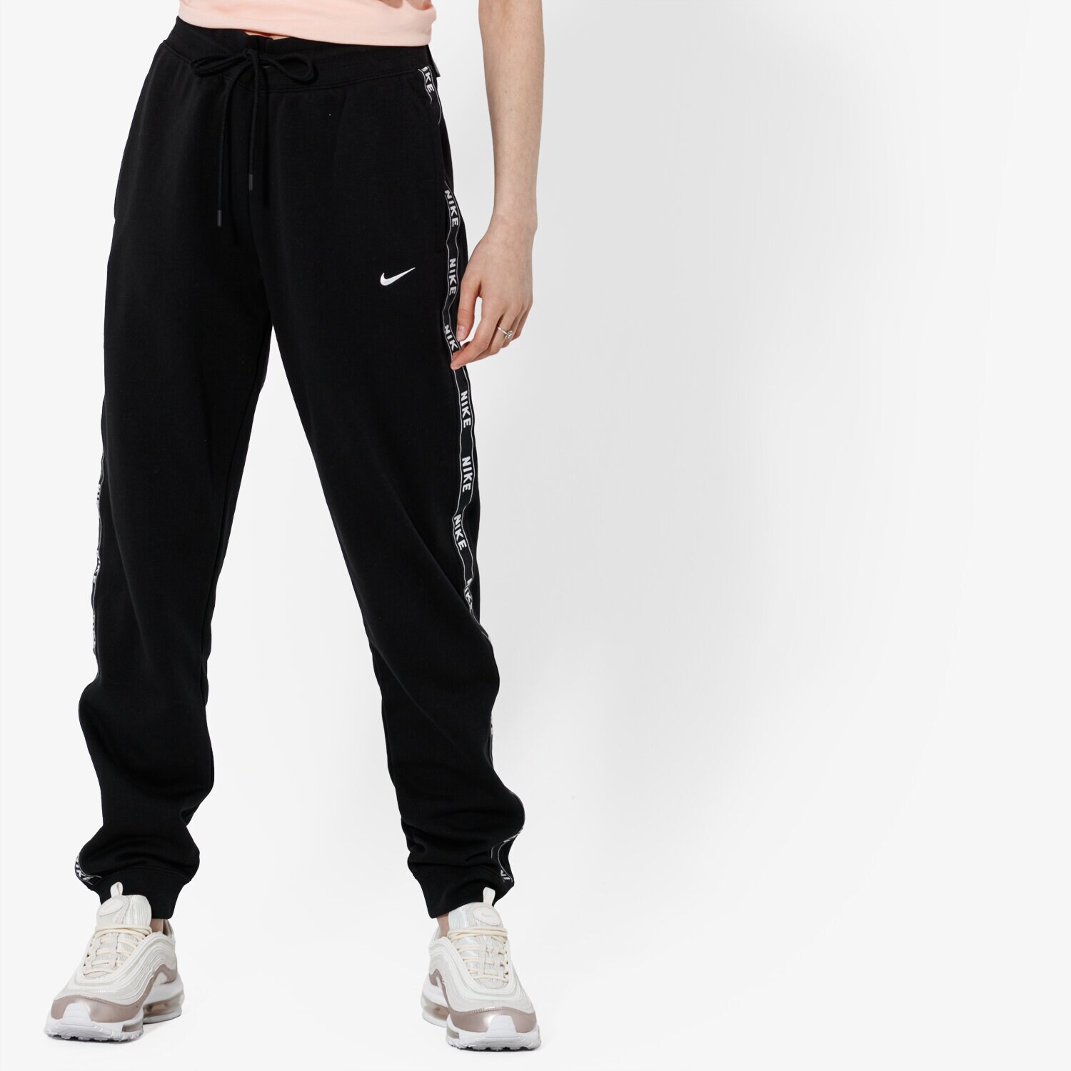 Femei pantaloni NIKE PANTALONI  W NSW PANT LOGO TAPE SPORTSWEAR AR3074-011 Negru
