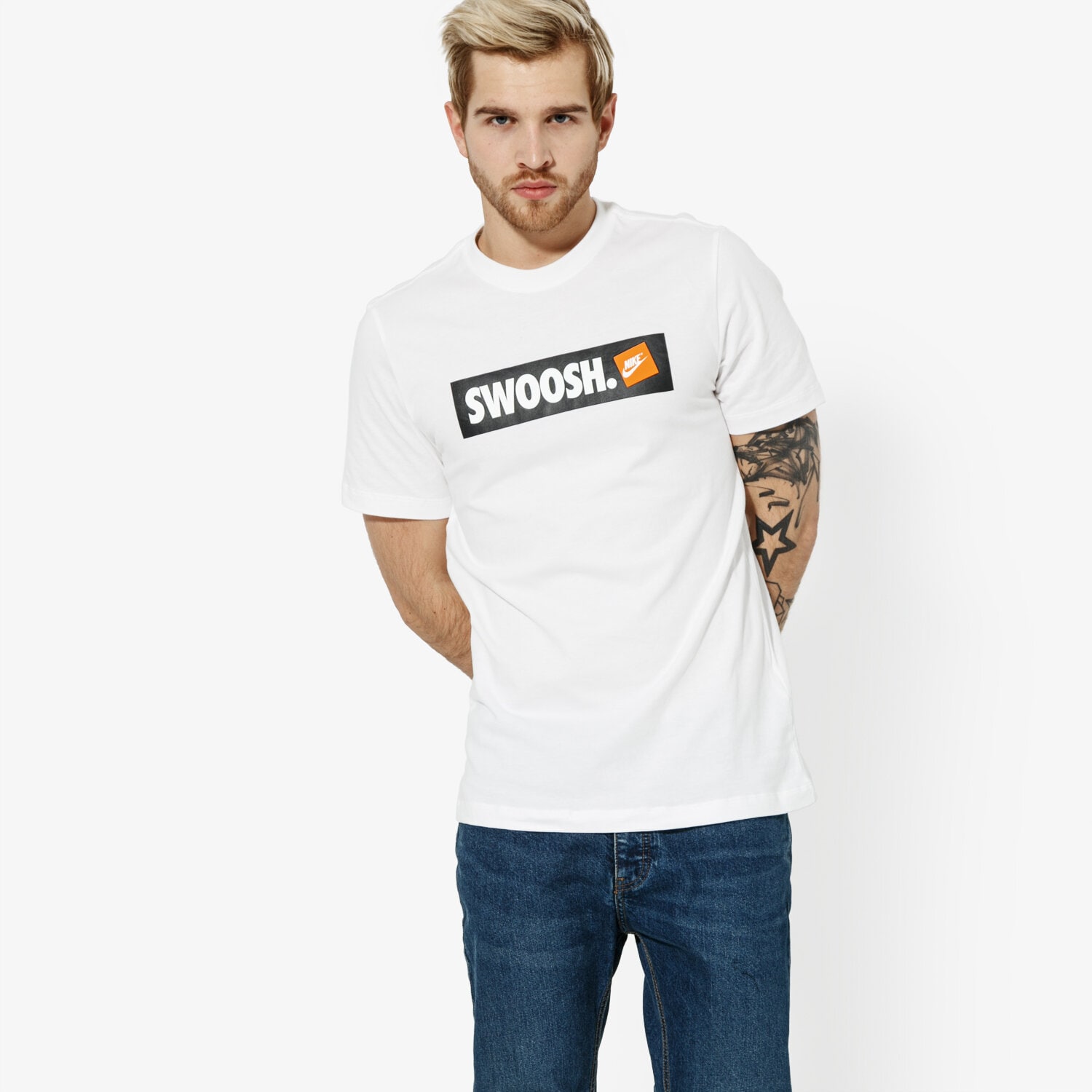 Bărbați tricou NIKE TRICOU SS M NSW TEE SWOOSH BMPR STKR ATHLETIC DEPARTMEN AR5027-100 Alb