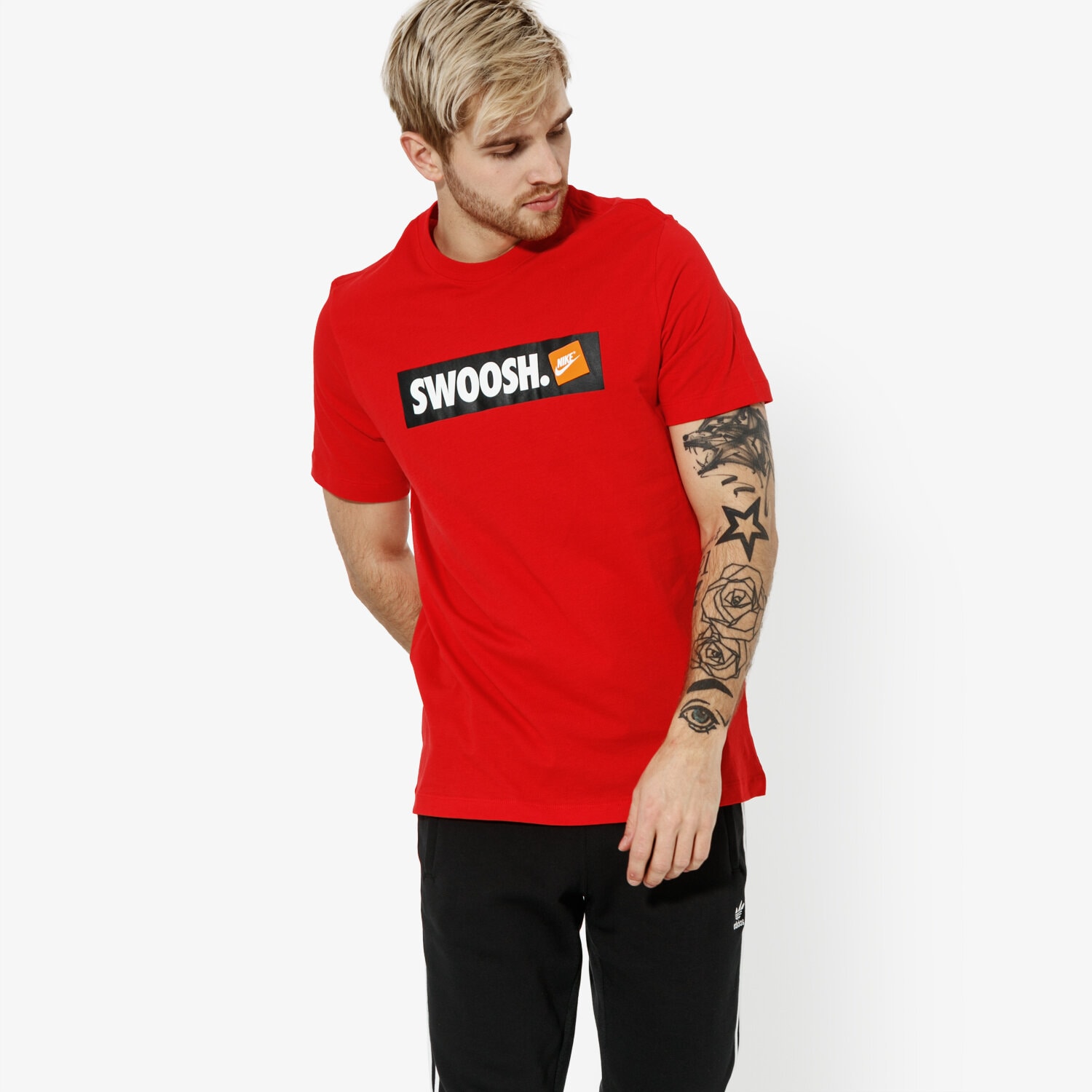 Bărbați tricou NIKE TRICOU SS M NSW TEE SWOOSH BMPR STKR ATHLETIC DEPARTMEN AR5027-657 Roșu