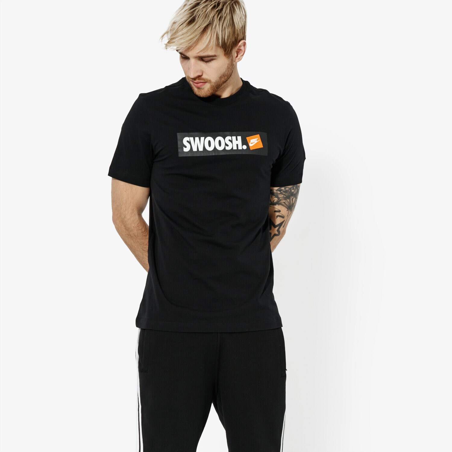 Bărbați tricou NIKE TRICOU SS M NSW TEE SWOOSH BMPR STKR ATHLETIC DEPARTMEN AR5027-010 Negru