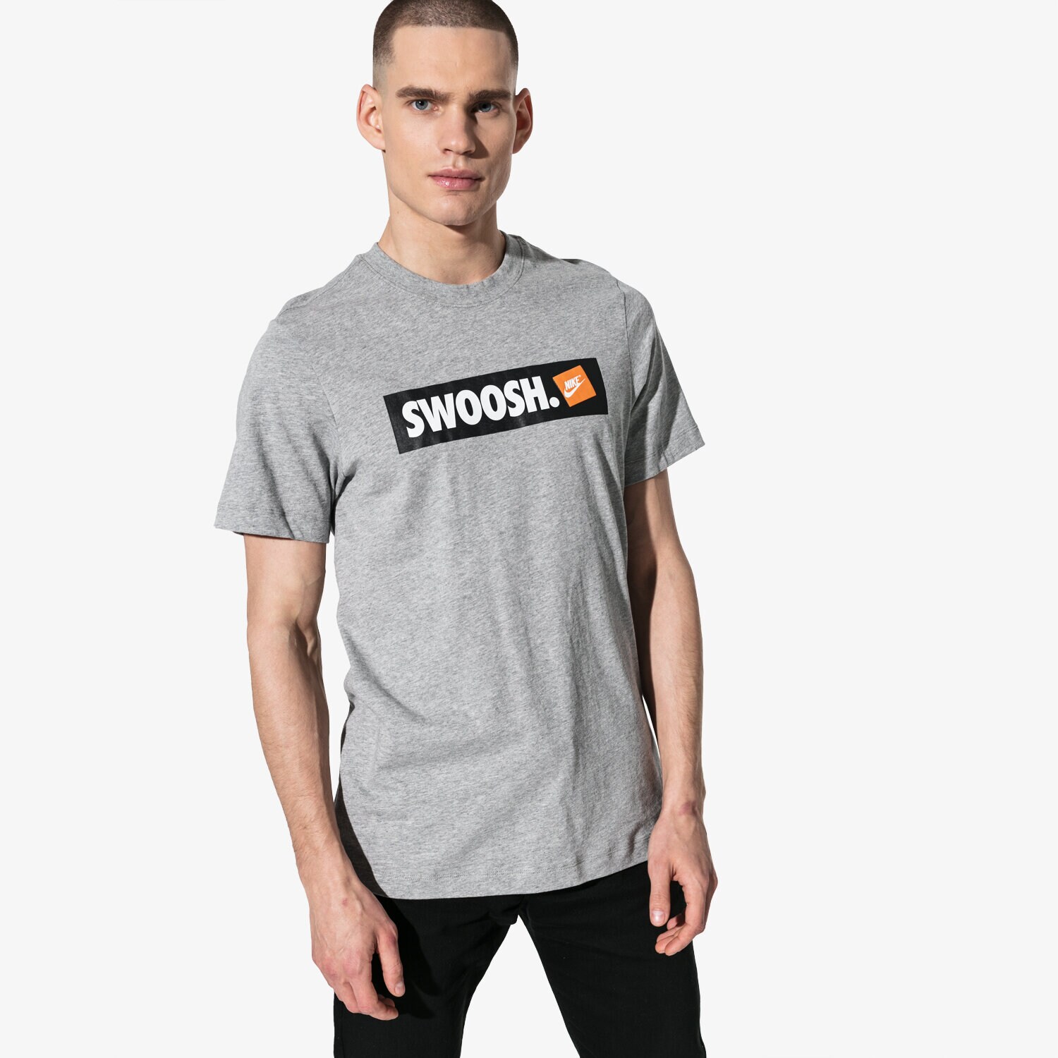 Bărbați tricou NIKE TRICOU SS M NSW TEE SWOOSH BMPR STKR ATHLETIC DEPARTMEN AR5027-063 Gri