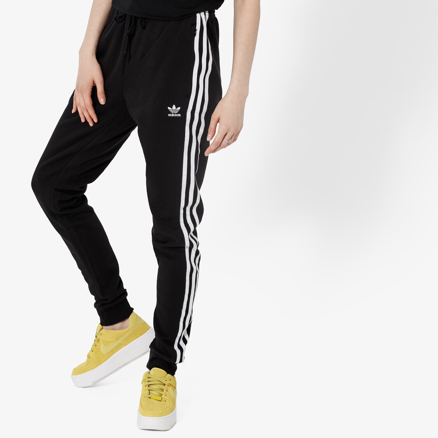 Femei pantaloni ADIDAS PANTALONI  REGULAR TP CUF ADICOLOR DV2572 Negru