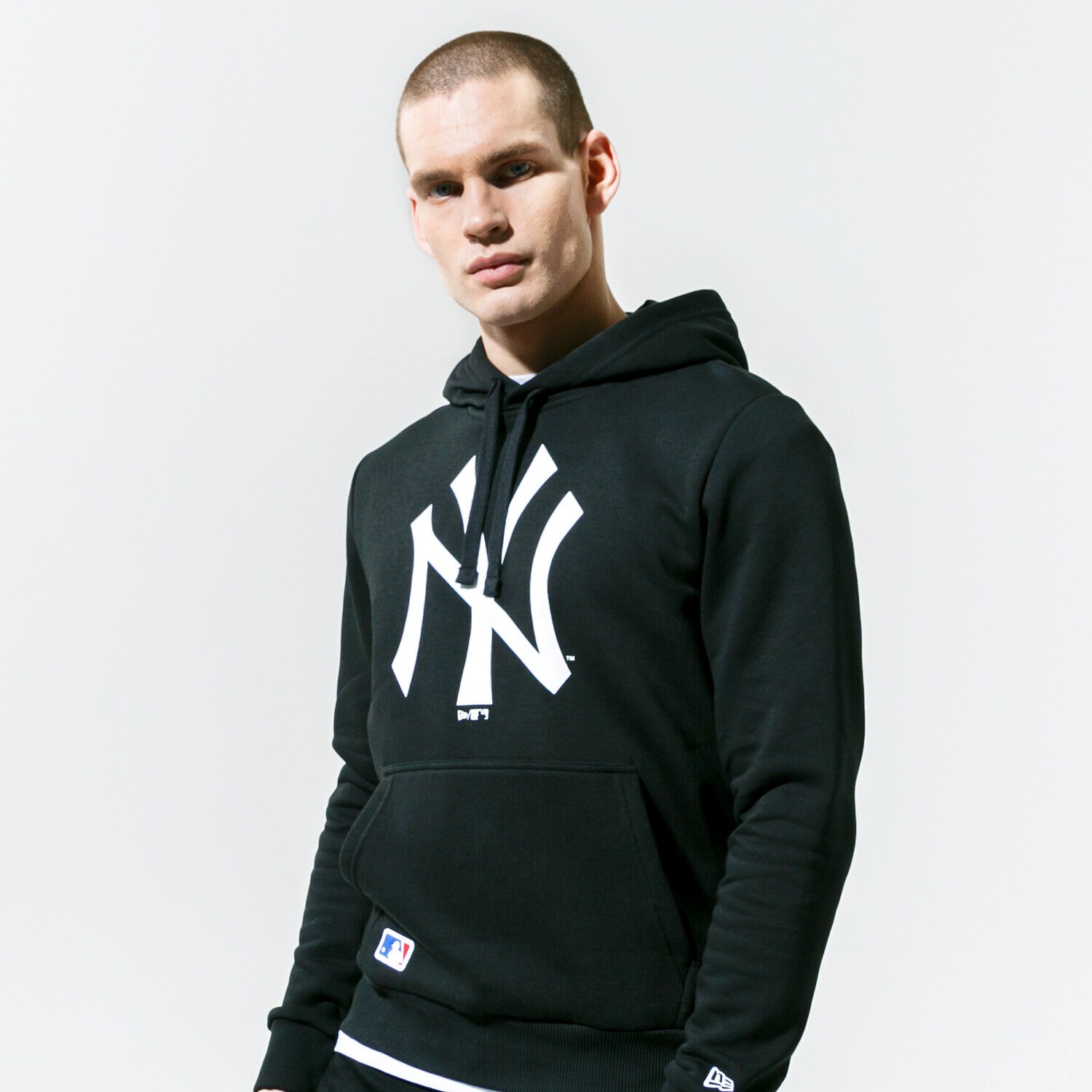 Bărbați bluză NEW ERA BLUZĂ CU GLUGĂ TEAM LOGO NEYYAN BLK  11863701 Negru