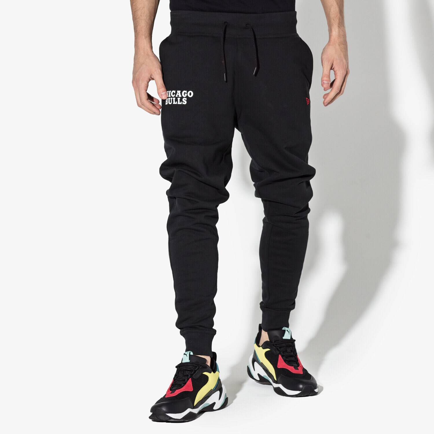 Bărbați pantaloni NEW ERA PANTALONI  NBA TEAM   APPAREL JOGGER CHIBUL BLK 11604121 Negru