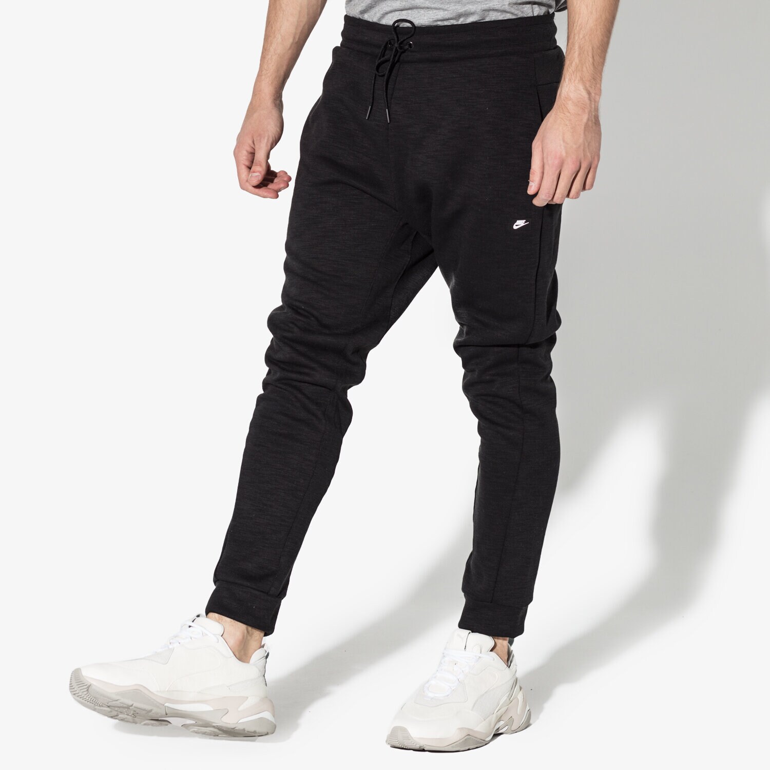 Bărbați pantaloni NIKE PANTALONI  M NSW OPTIC JGGR 928493-011 Negru