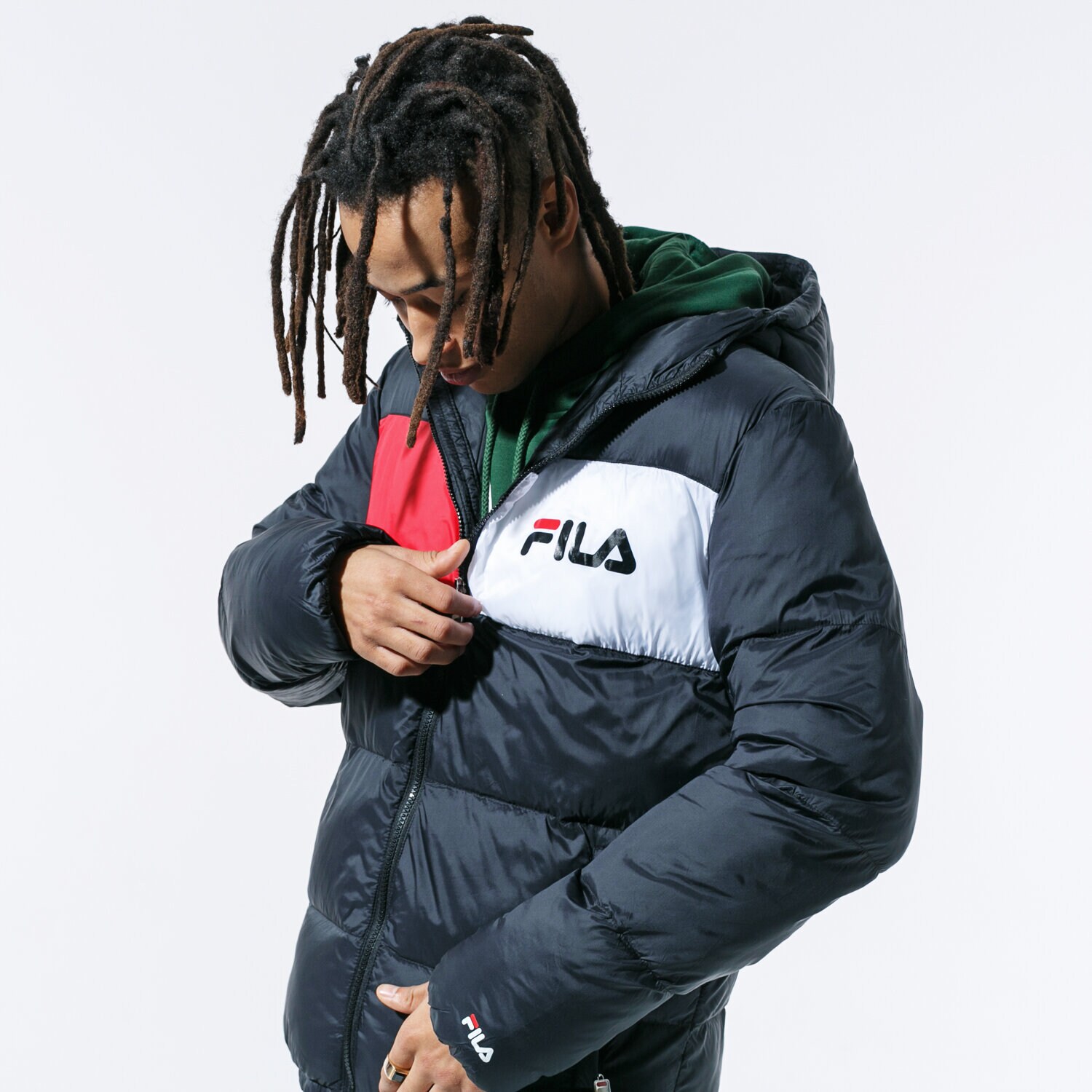 Bărbați eacă de iarnă FILA JACHETĂ FLOYD PUFF HOOD JACKET 682368002 Negru
