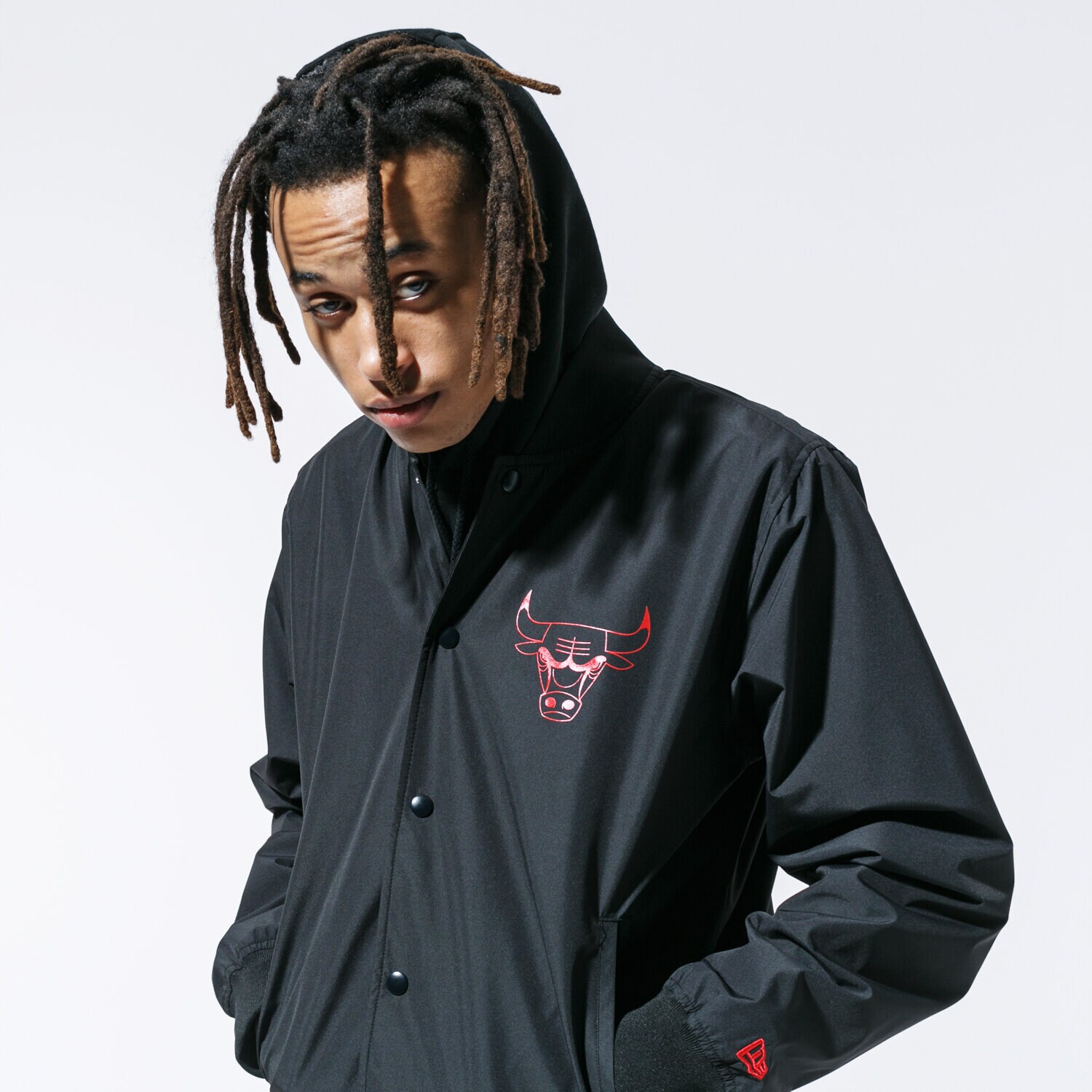 Bărbați eacă de iarnă NEW ERA JACHETĂ NBA TEAM LOGO BOMBER CHIBUL BLK 12033447 Negru