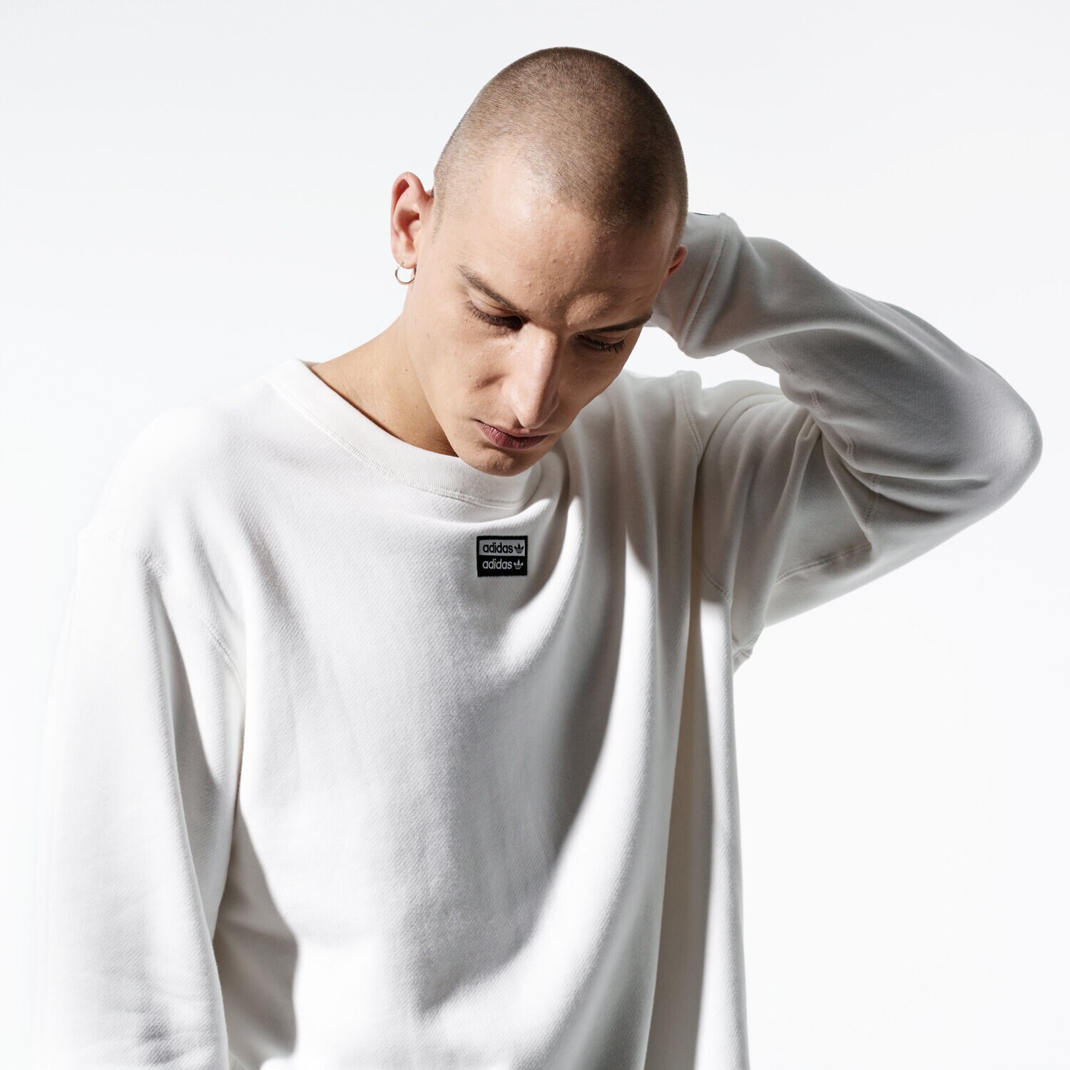 Bărbați bluză ADIDAS BLUZĂ VOCAL CREW ED7228 Alb