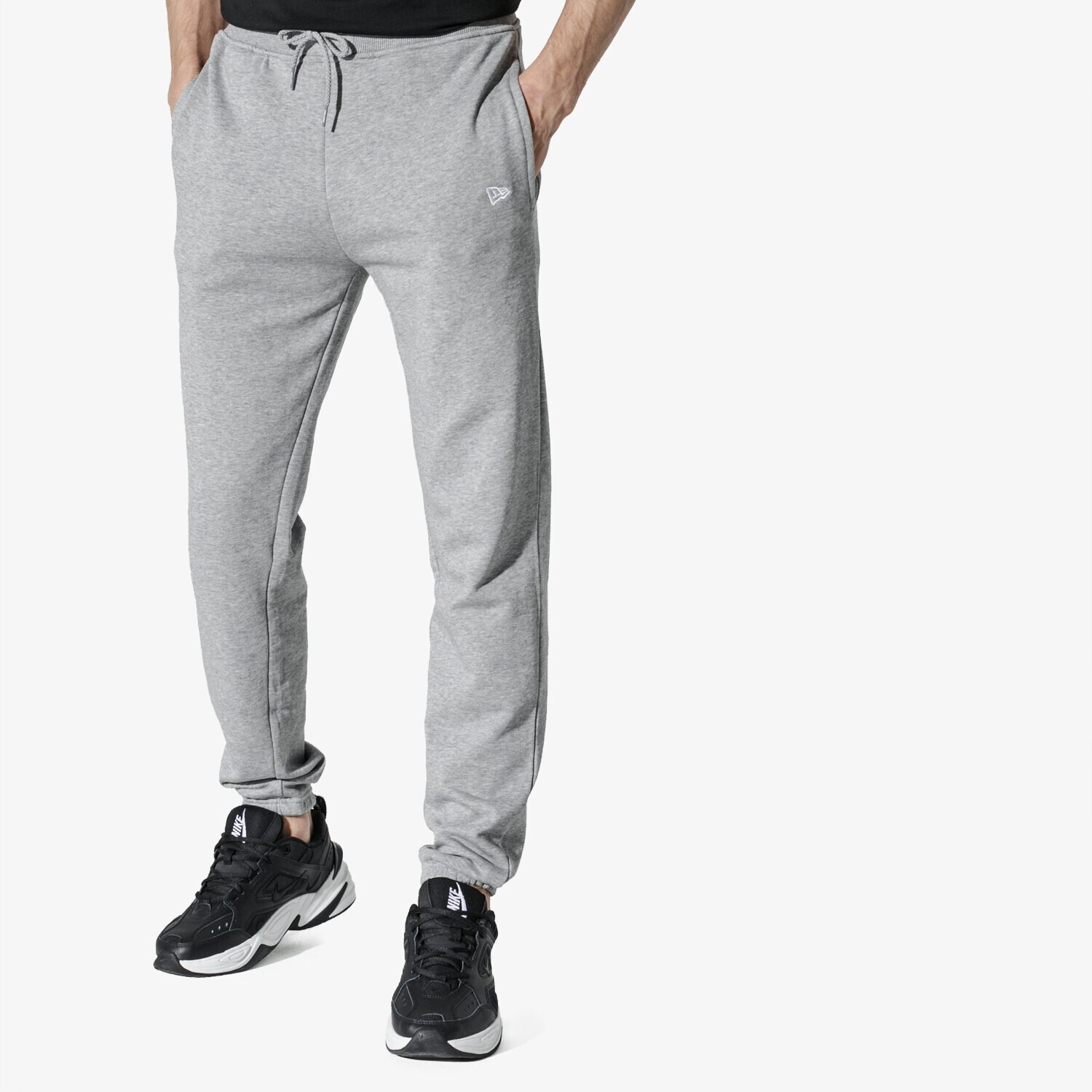 Bărbați pantaloni NEW ERA PANTALONI  NE ESSENTIAL JOGGER GREY NEW ERA LGH 11860047 Gri