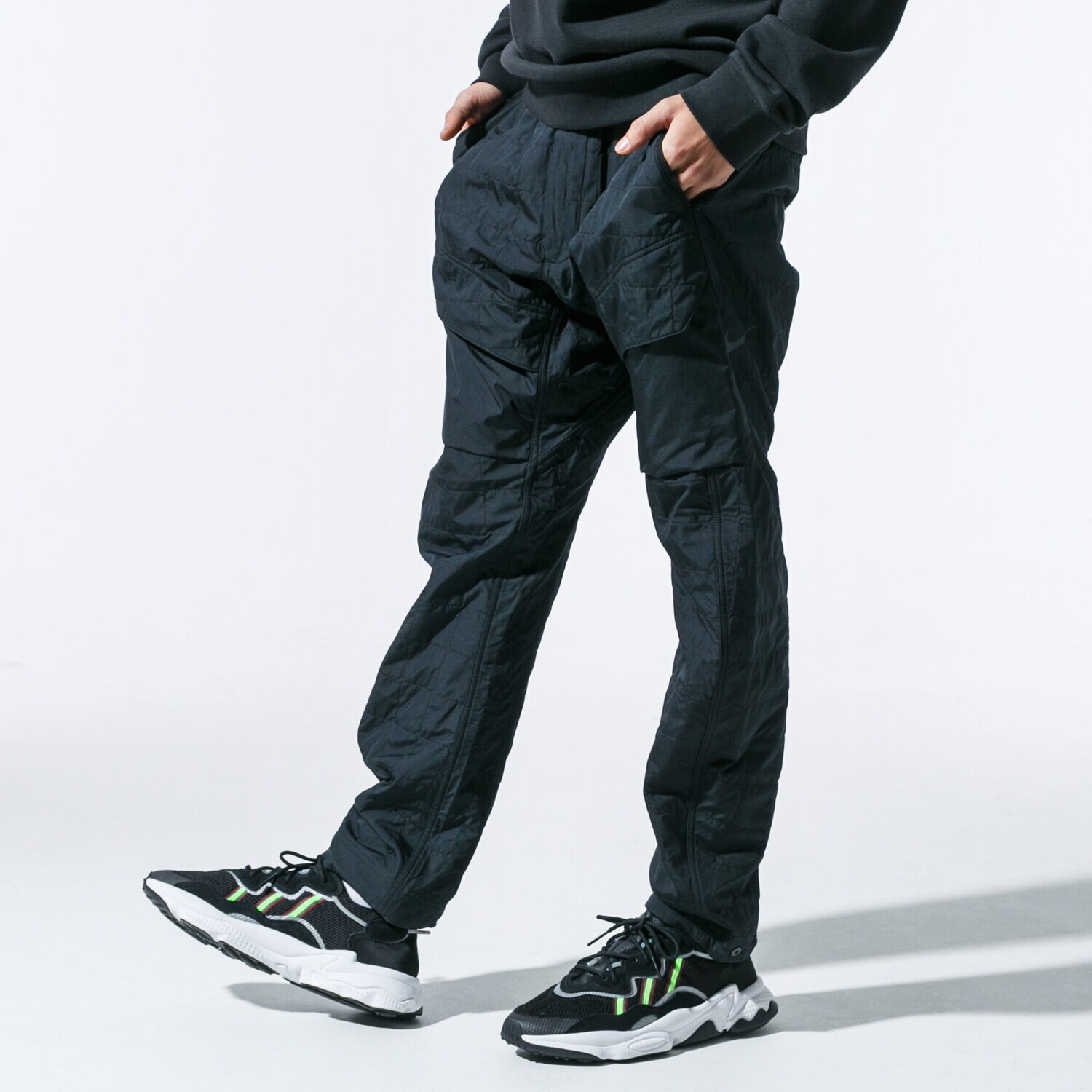 Bărbați pantaloni NIKE PANTALONI  M NSW TCH PCK PANT WVN QLTD BV4639-010 Negru