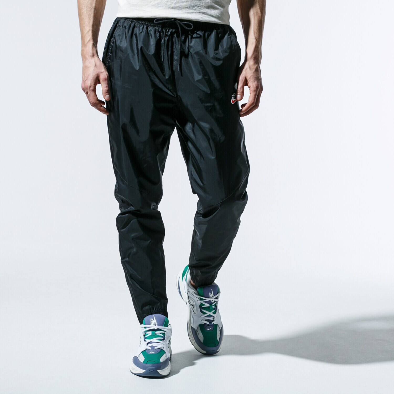 Bărbați pantaloni NIKE PANTALONI  M NSW HE PANT WR PATCH CQ8916-010 Negru