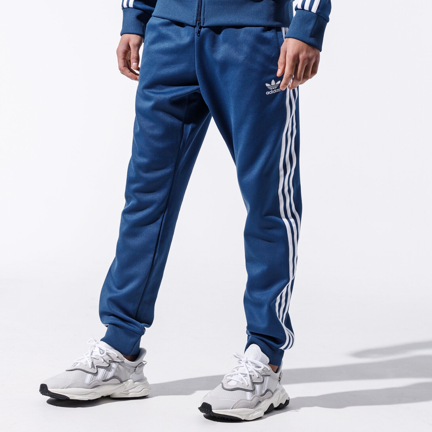 Bărbați pantaloni ADIDAS PANTALONI SST TP FM3807 Bleumarin