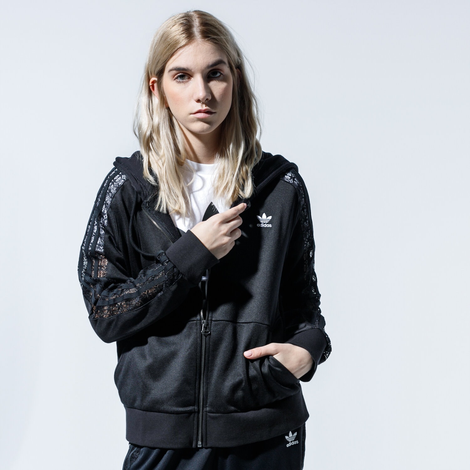 Femei bluză ADIDAS BLUZĂ CU GLUGĂ LACE ZIP HOODIE FM1749 Negru