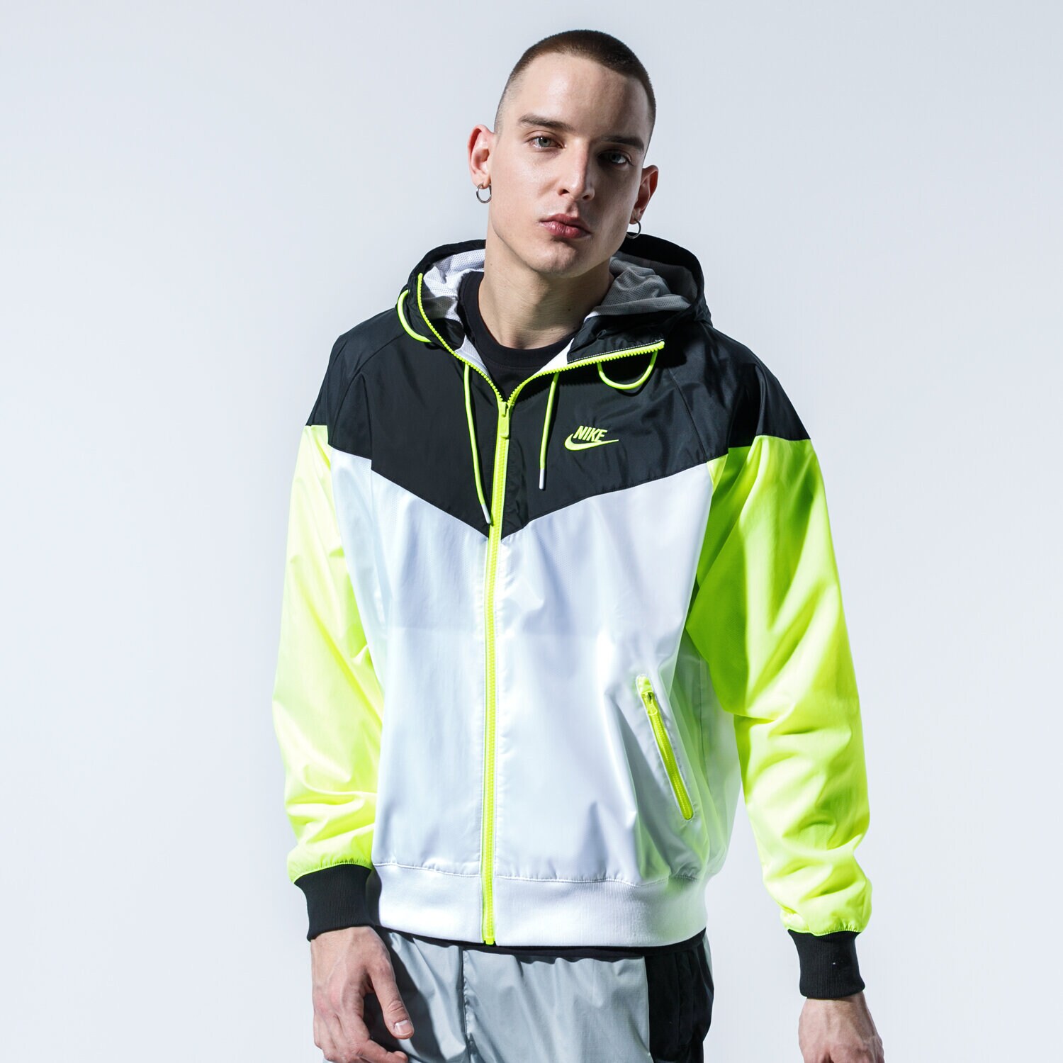 Bărbați jachetă NIKE JACHETĂ SPORTSWEAR WINDRUNNER AR2191-103 Alb