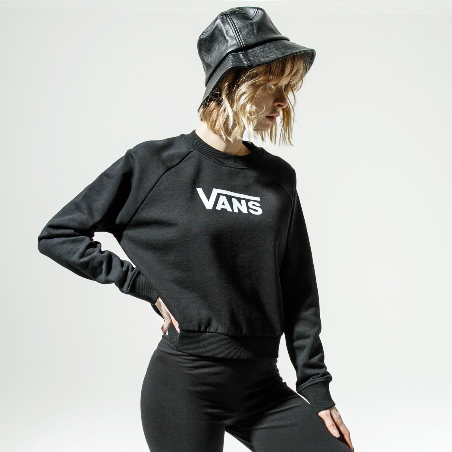 Femei bluză VANS BLUZĂ WM FLYING V FT BOXY CREW BLACK VN0A47THBLK1 Negru