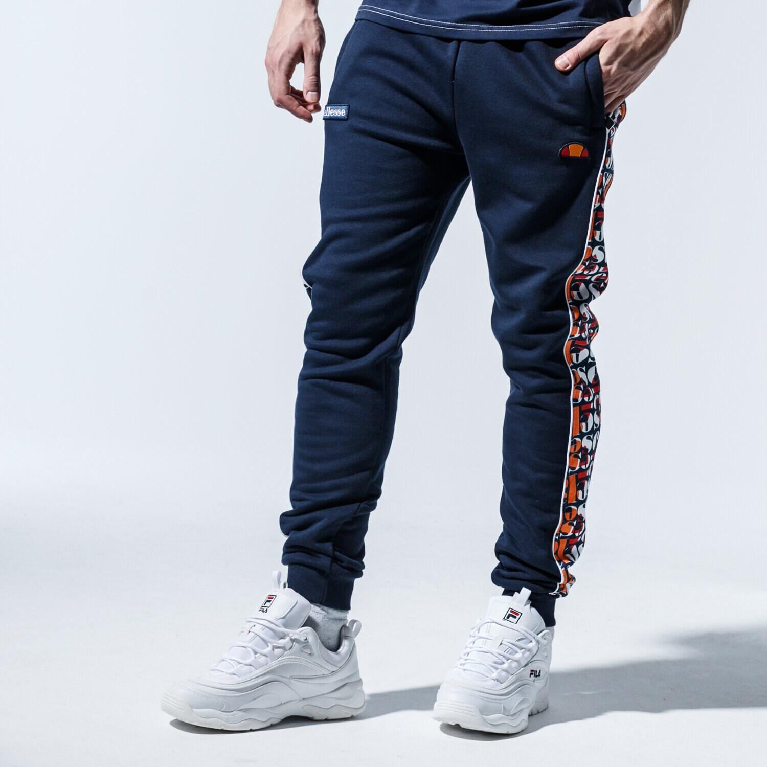 Bărbați pantaloni ELLESSE PANTALONI MANORE SHE08863NAVY Bleumarin