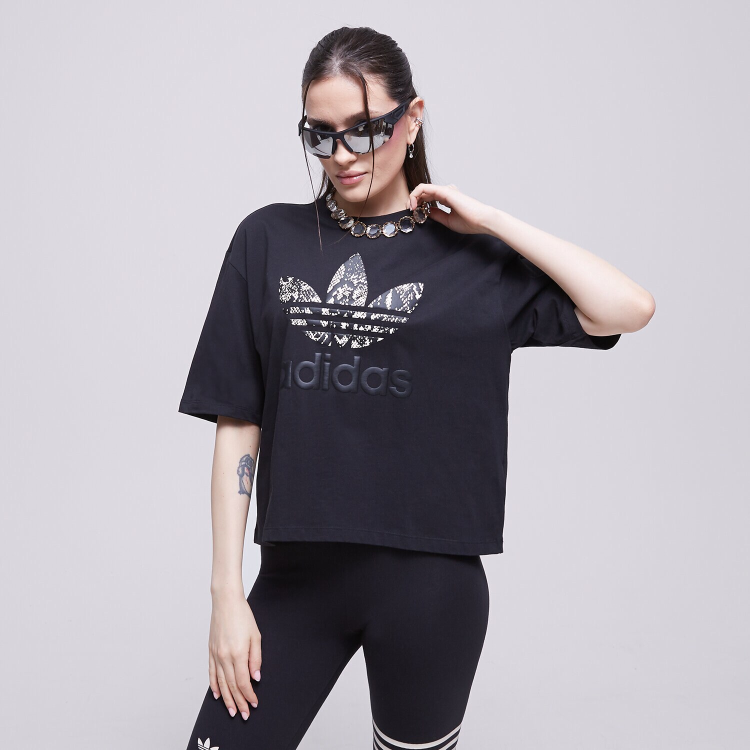Femei tricou ADIDAS TRICOU TRICOU GRAPHIC IC6065 Negru
