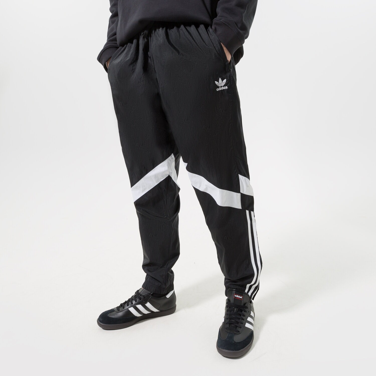 Bărbați pantaloni ADIDAS PANTALONI  WOVEN TP HK7325 Negru