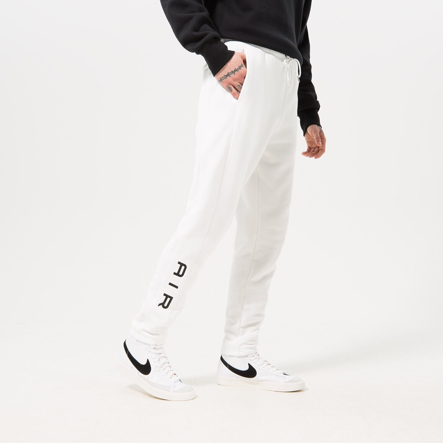 Bărbați pantaloni NIKE PANTALONI  M NSW AIR FT PANT DQ4202-100 Alb