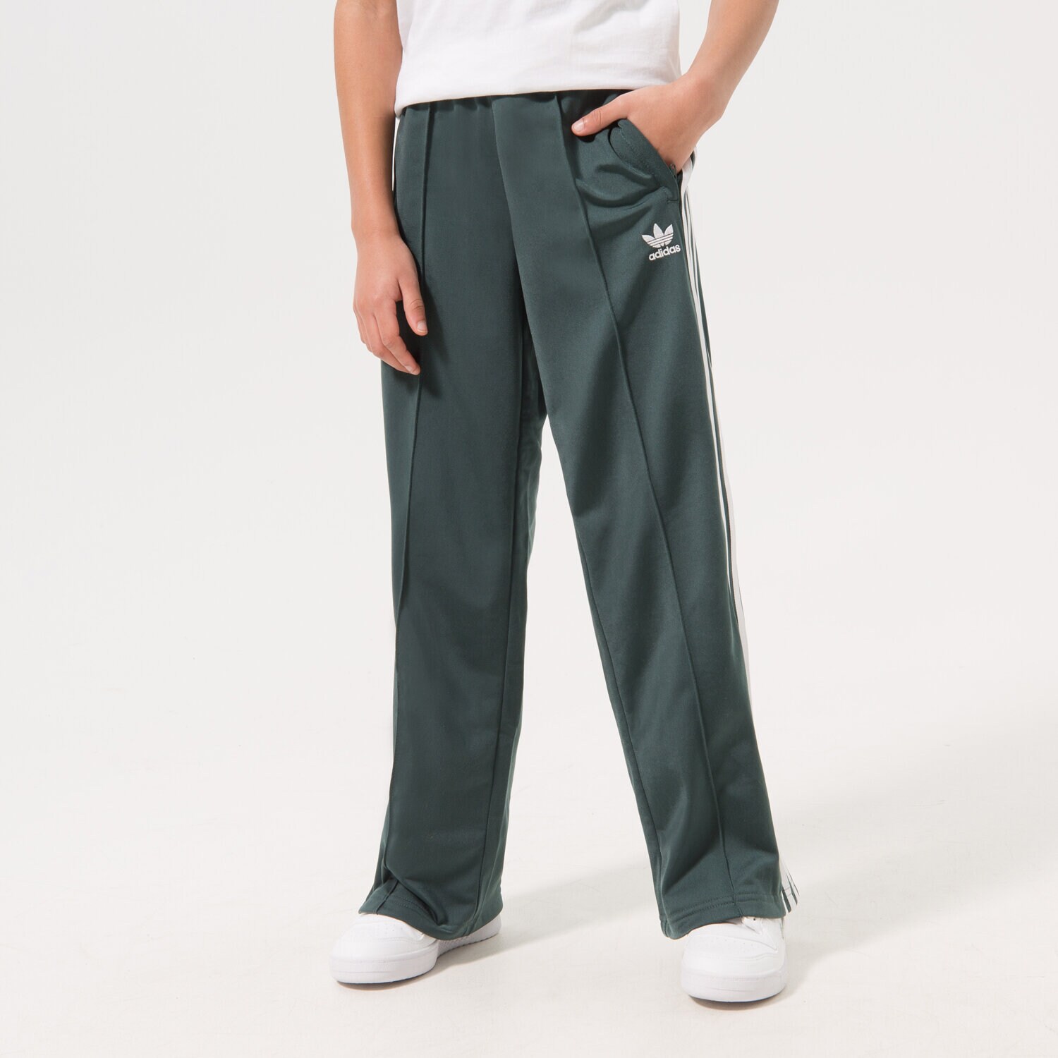 Pantaloni pentru copii ADIDAS PANTALONI  WIDE PANTS GIRL HK0348 Verde