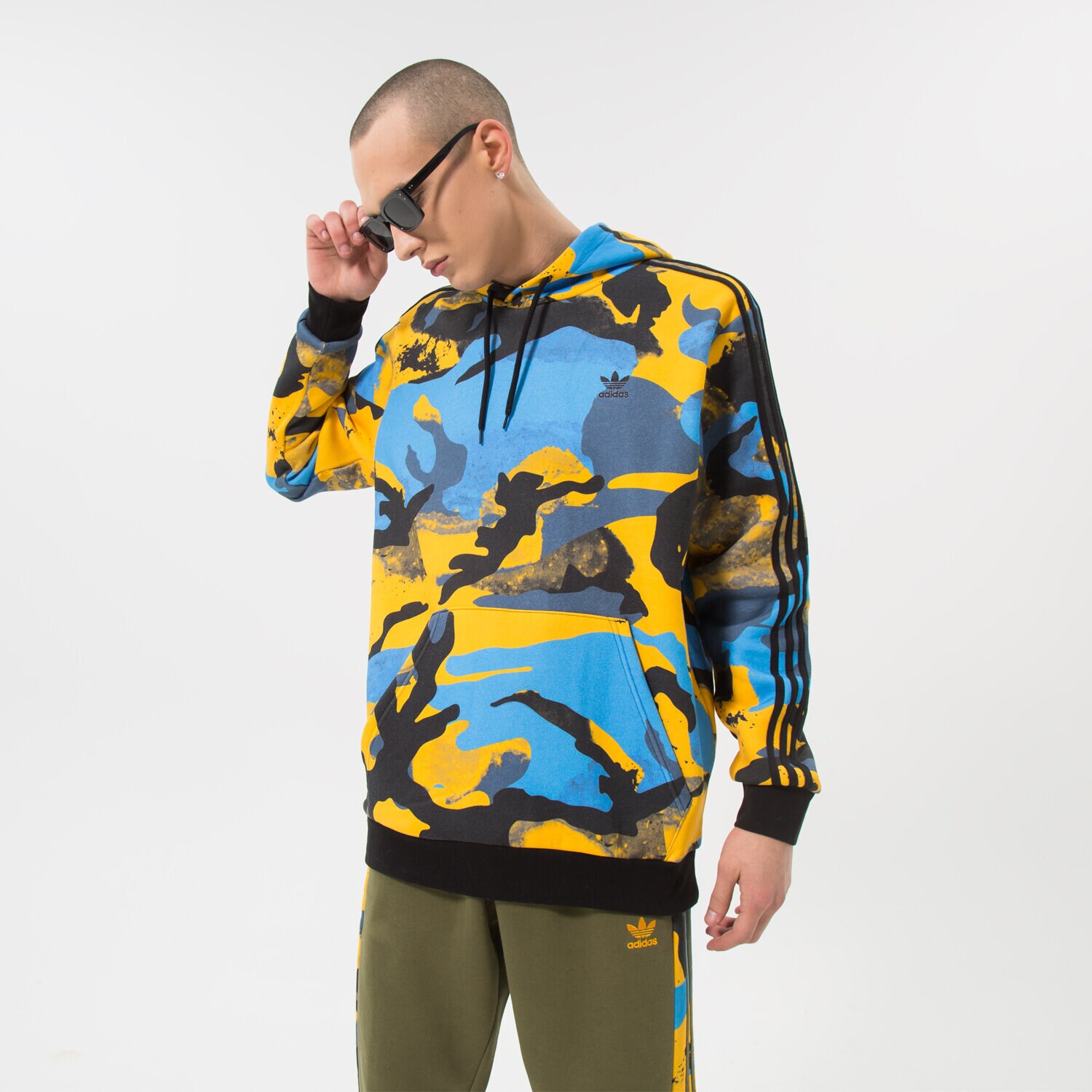 Bărbați bluză ADIDAS BLUZĂ CU GLUGĂ CAMO AOP HOODIE HK2804 Mulicolor