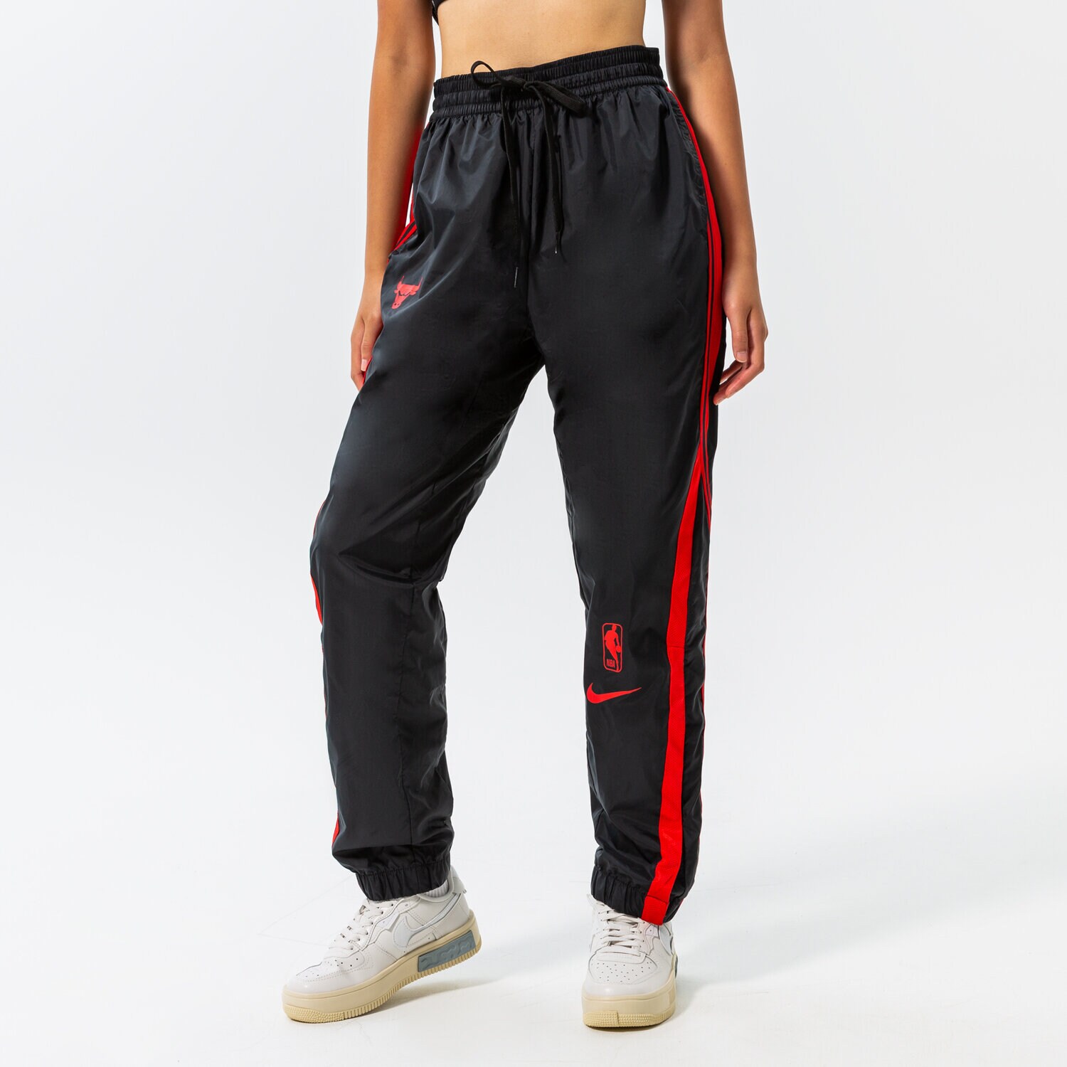Femei pantaloni NIKE PANTALONI  CHI W NK TRKST PANT CTS NBA DN9510-010 Negru