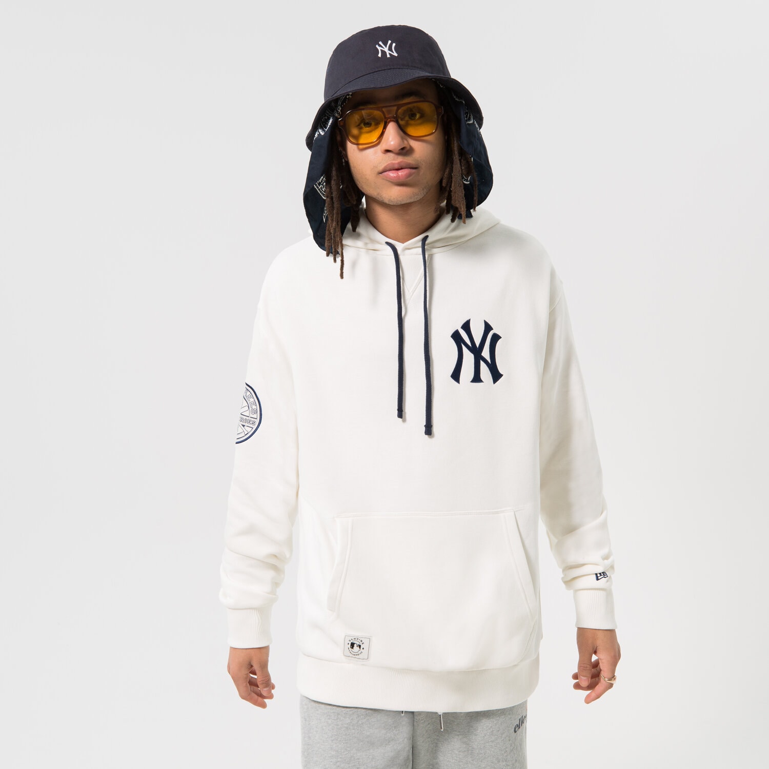 Bărbați bluză NEW ERA BLUZĂ CU GLUGĂ HERITAGE NYY NEW YORK YANKEES 60332233 Alb