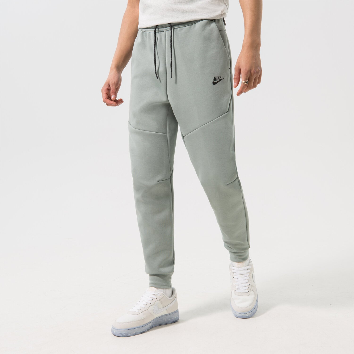 Bărbați pantaloni NIKE PANTALONI  SPORTSWEAR TECH FLEECE CU4495-330 Gri
