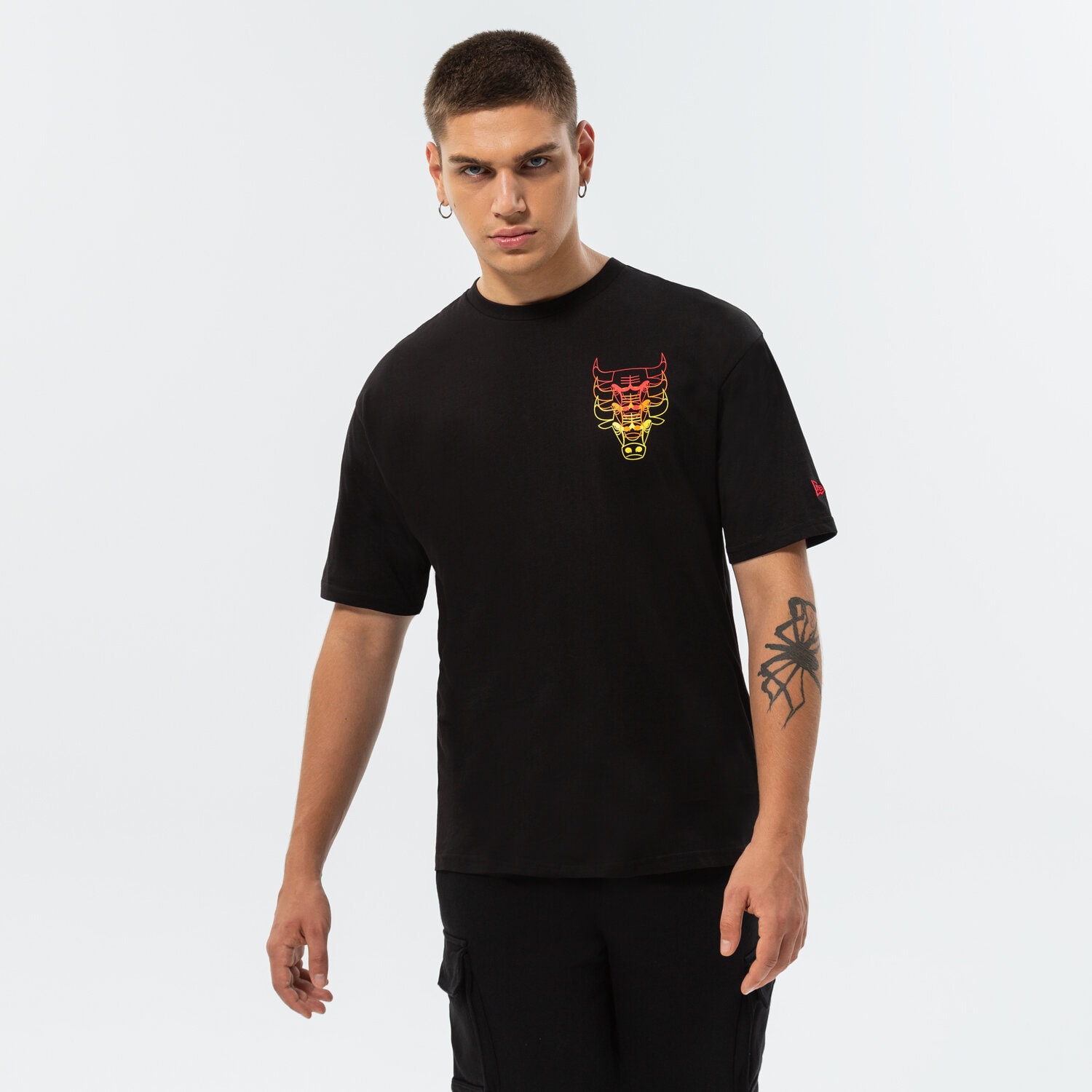 Bărbați tricou NEW ERA TRICOU NBA STACKED OVRSZD BULLS 60284694 Negru