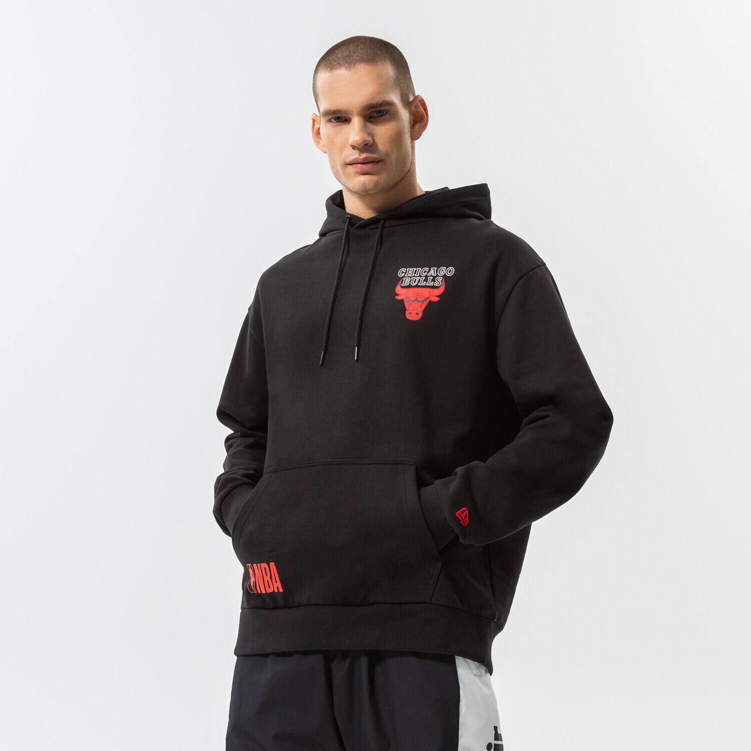 Bărbați bluză NEW ERA BLUZĂ CU GLUGĂ HALF LOGO OS BULLS CHICAGO BULLS BLKF 60284623 Negru