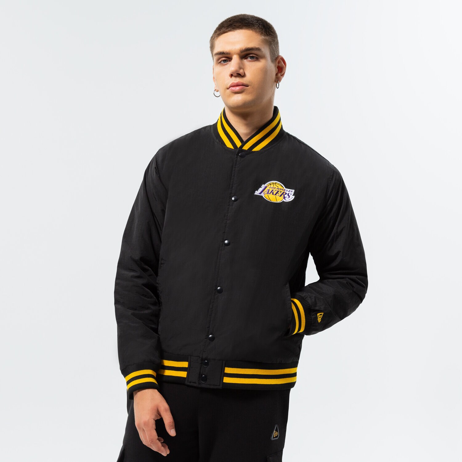 Bărbați jachetă NEW ERA JACHETĂ TEAM LOGO BOMBER LAKERS LOS ANGELES LAKERS B 60284782 Negru