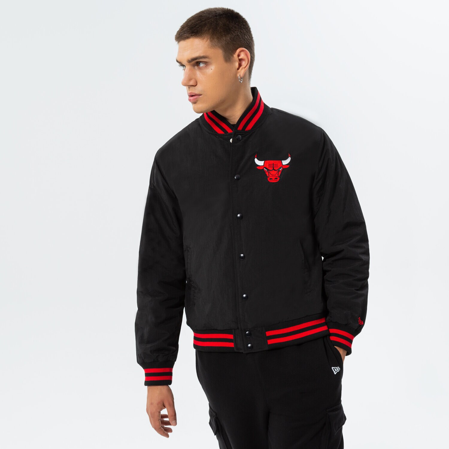 Bărbați jachetă NEW ERA JACHETĂ TEAM LOGO BOMBER BULLS CHICAGO BULLS BLKFDR 60284773 Negru