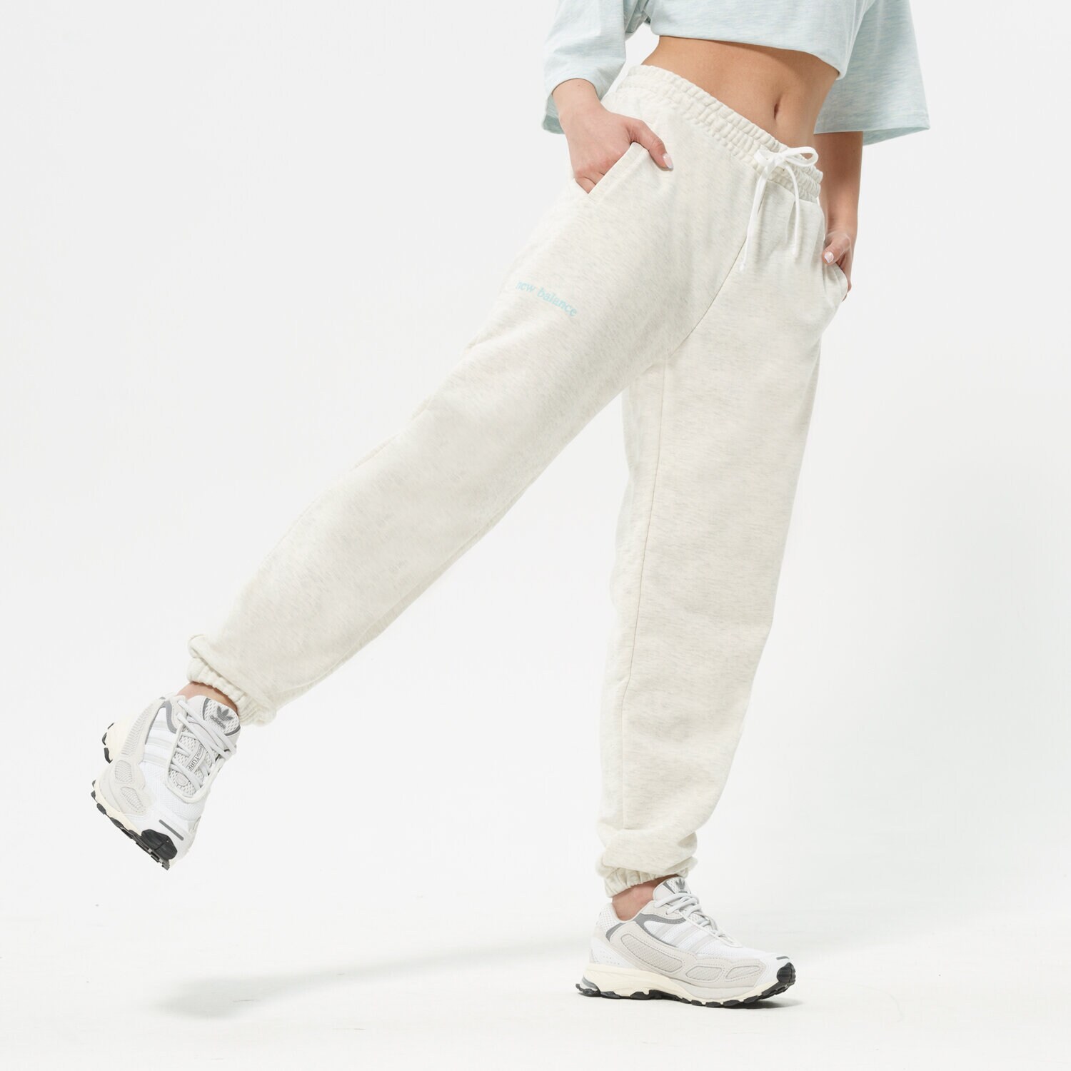 Femei pantaloni NEW BALANCE PANTALONI  NB ESSENTIALS BALANCED SWEATPANT WP21554SAH Gri